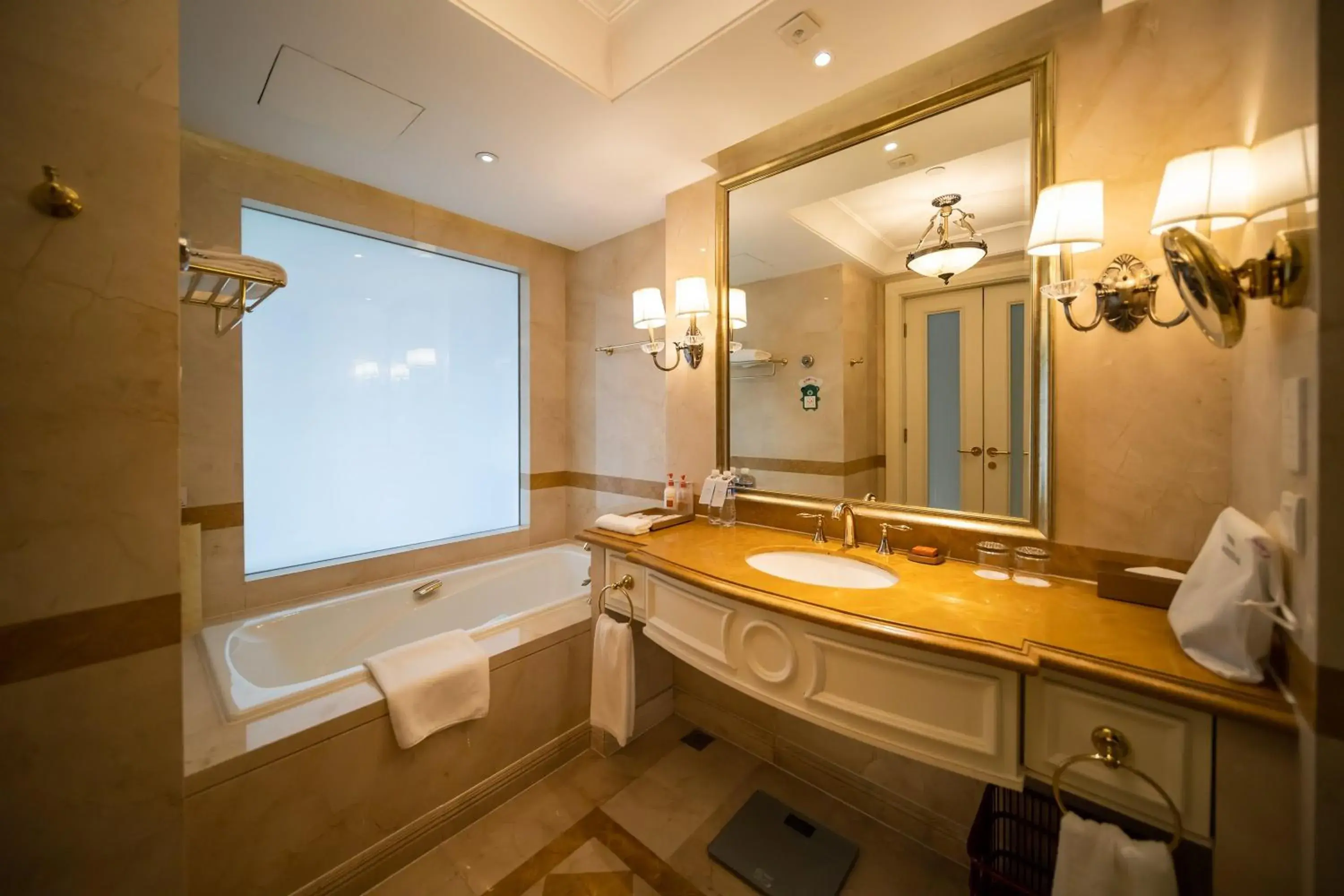 Photo of the whole room, Bathroom in Crowne Plaza Ocean Spring Resort, an IHG Hotel