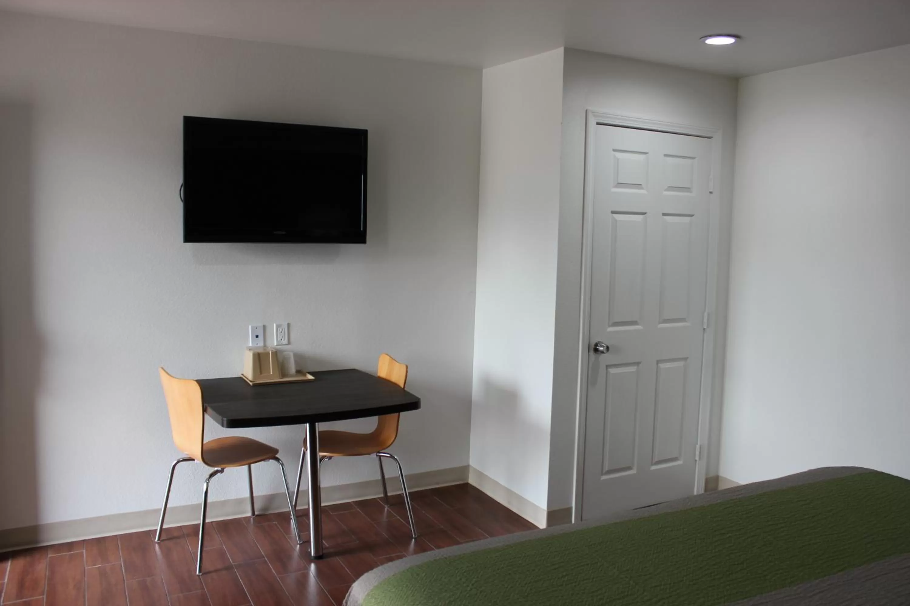 Bedroom, TV/Entertainment Center in Studio 6-Houston, TX - East