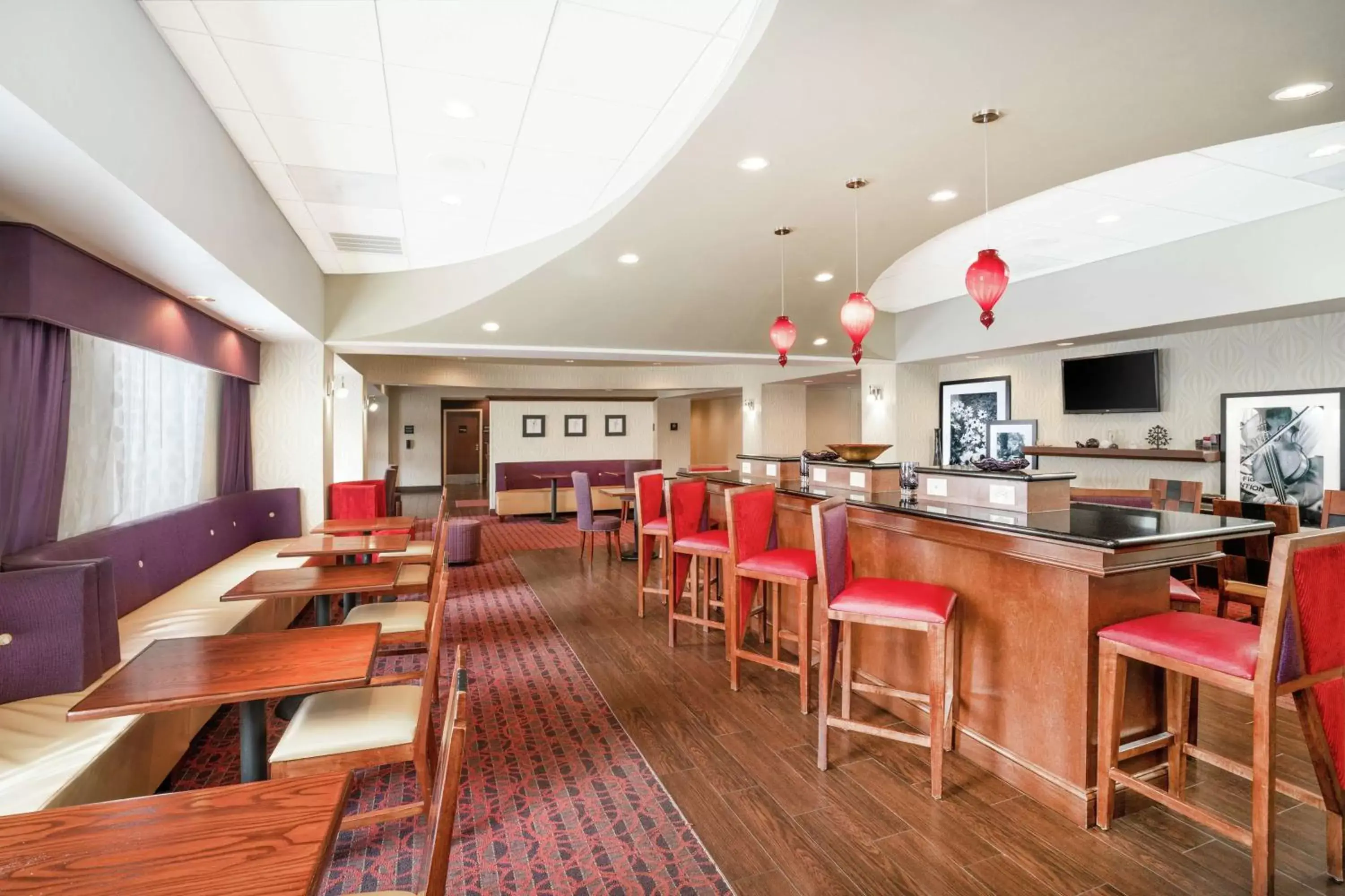 Lobby or reception, Restaurant/Places to Eat in Hampton Inn Richmond - Airport