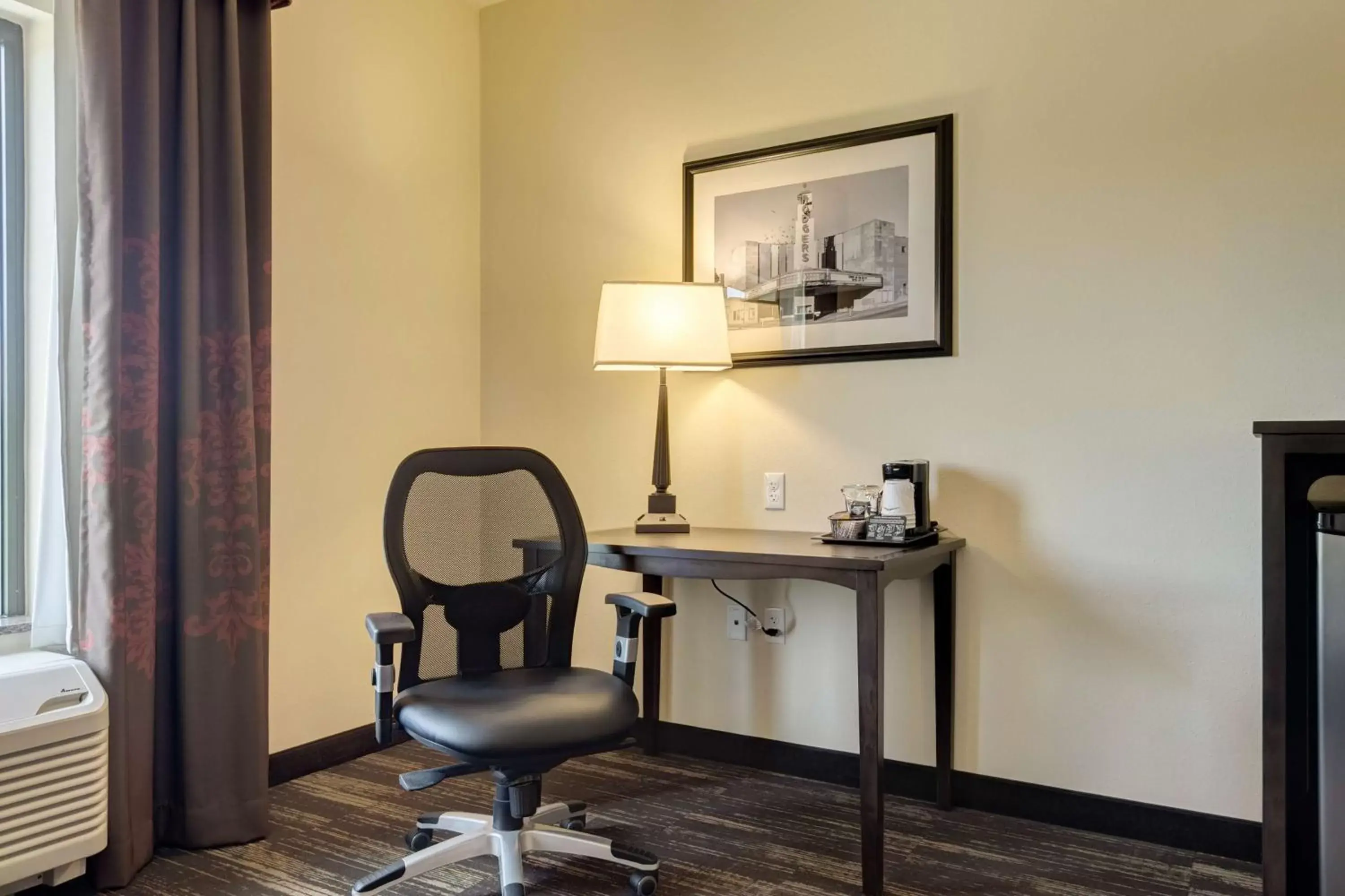 Bed, Seating Area in Hampton Inn Poplar Bluff