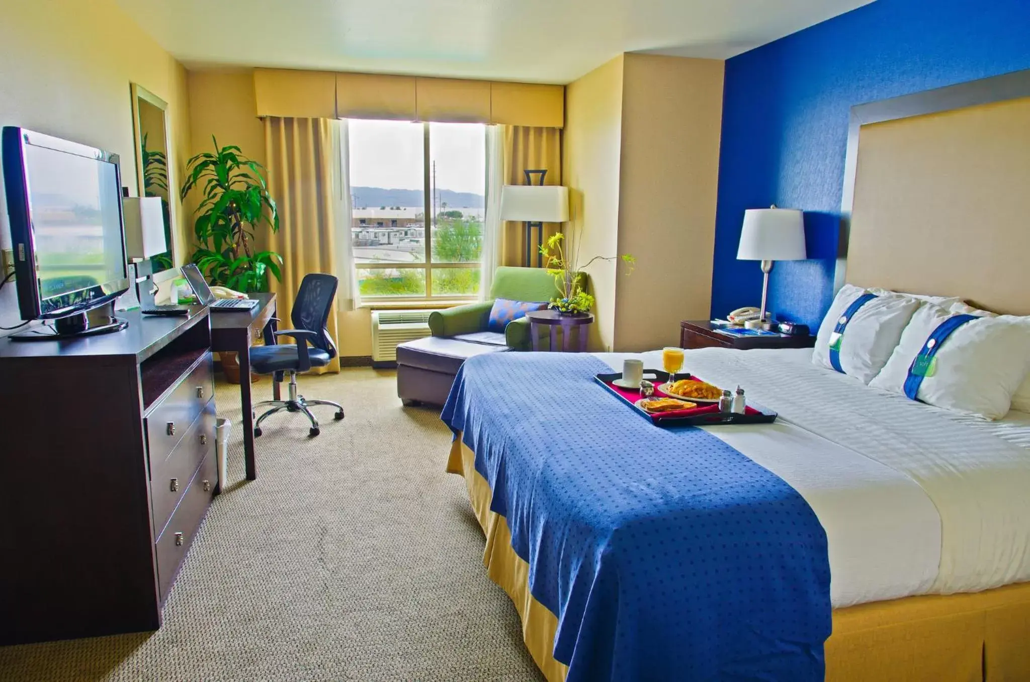 Photo of the whole room in Holiday Inn Phoenix Airport, an IHG Hotel