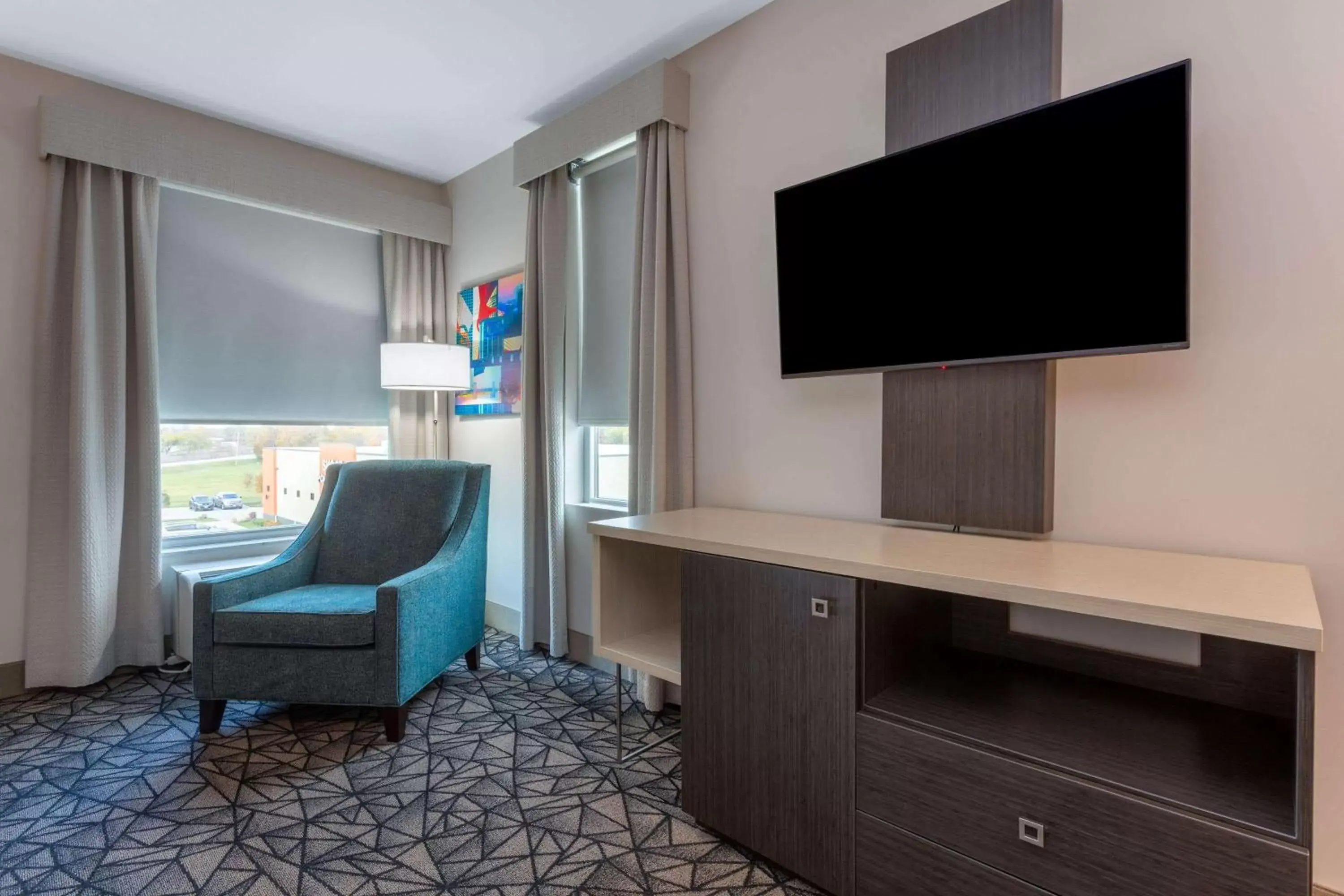Photo of the whole room, TV/Entertainment Center in La Quinta Inn & Suites by Wyndham Shorewood