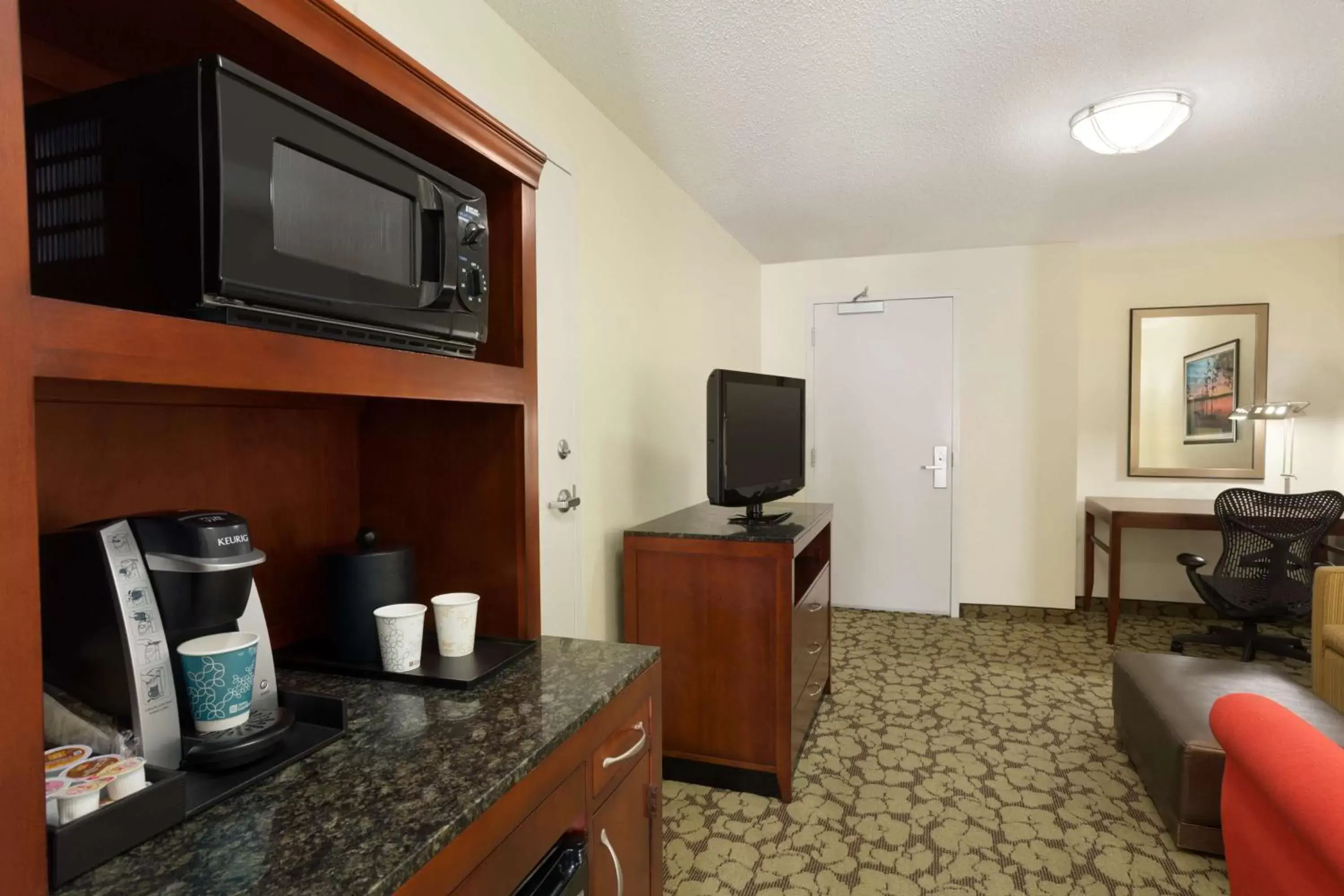 Bedroom, TV/Entertainment Center in Hilton Garden Inn West Monroe