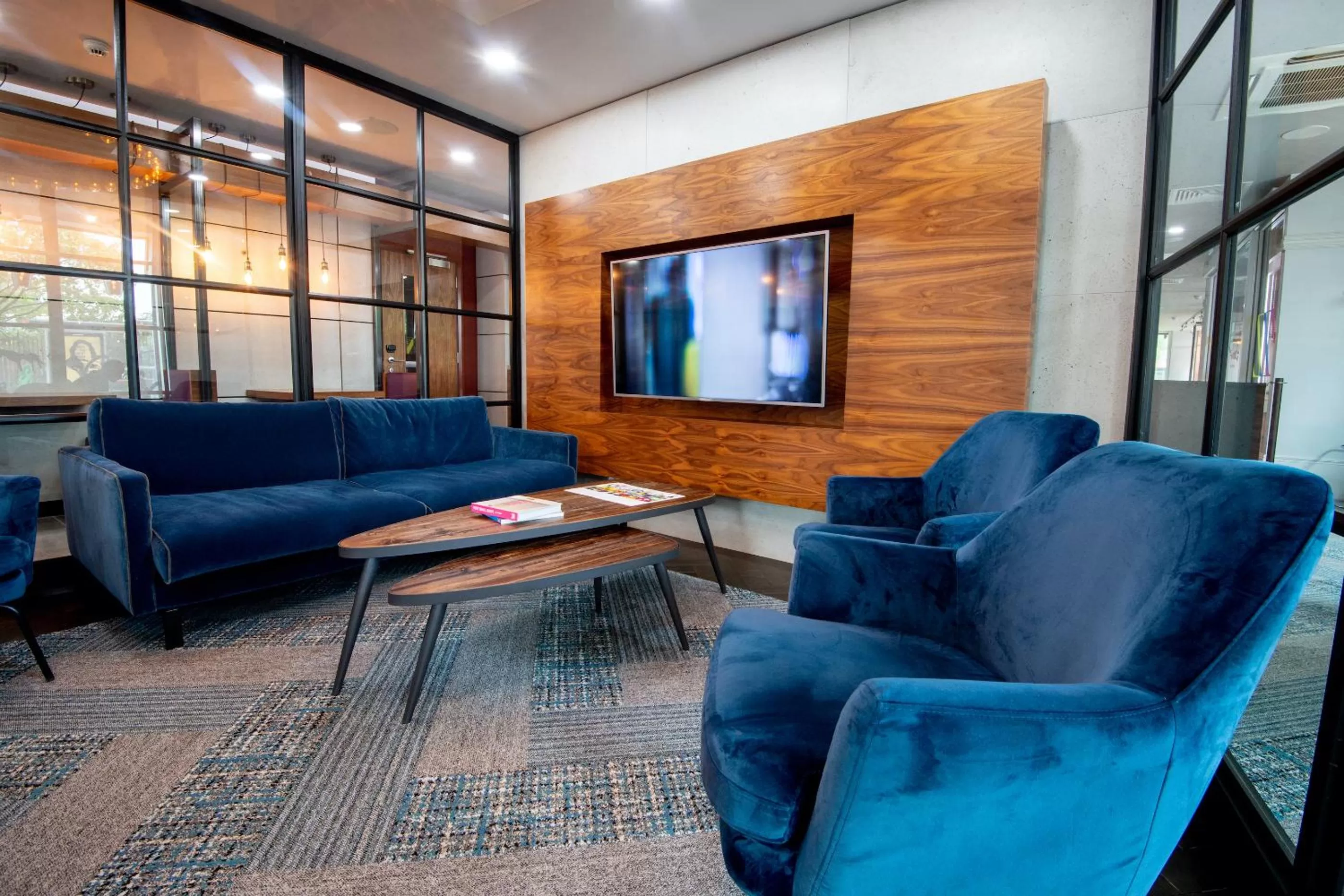 Lounge or bar in Roomzzz London Stratford