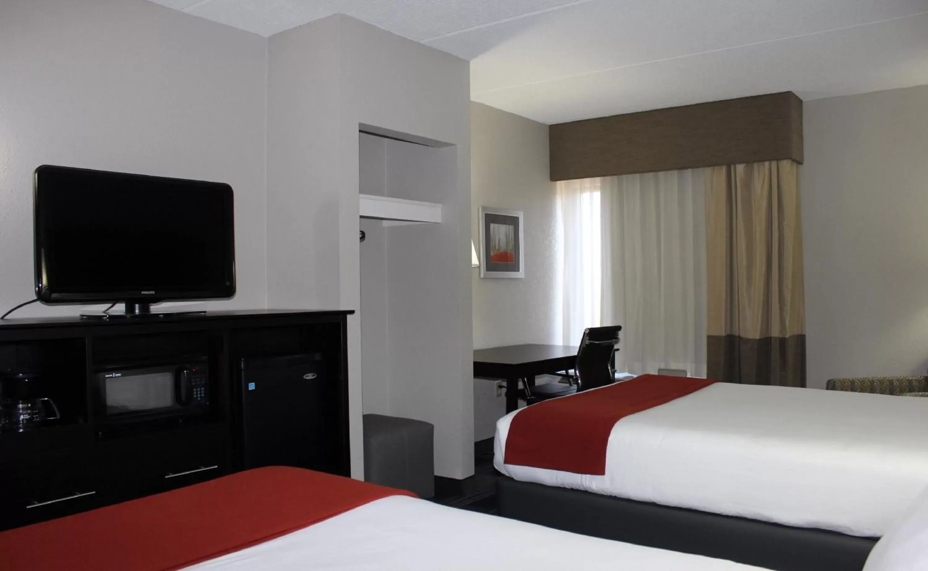 Photo of the whole room, Bed in Holiday Inn Express Forsyth, an IHG Hotel