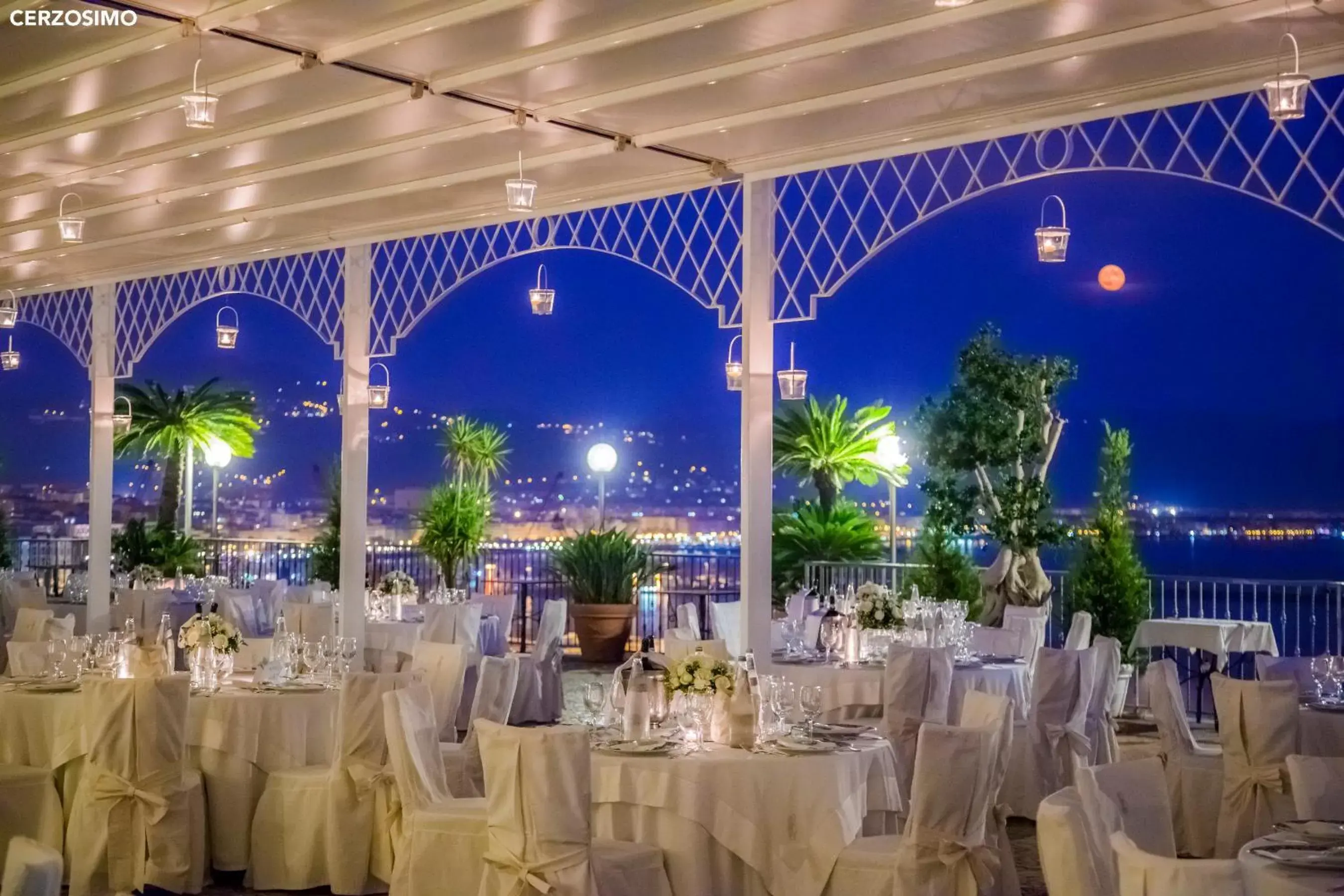 Patio, Banquet Facilities in Lloyd's Baia Hotel