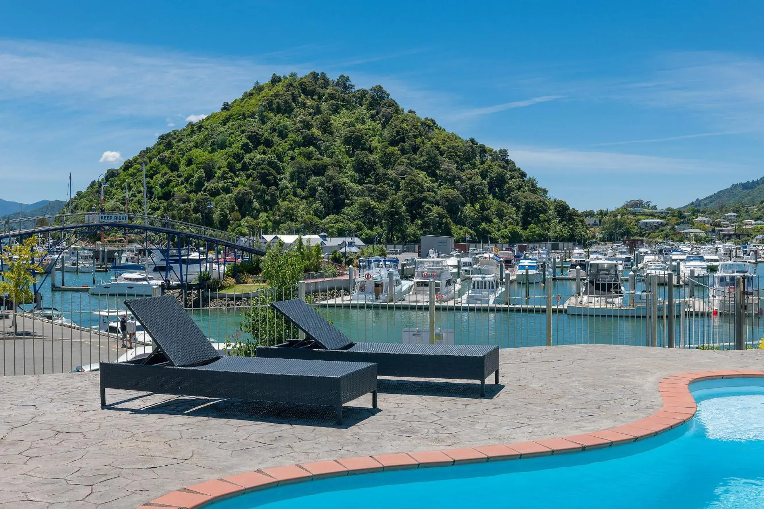 Balcony/Terrace, Swimming Pool in Beachcomber Inn (Picton)