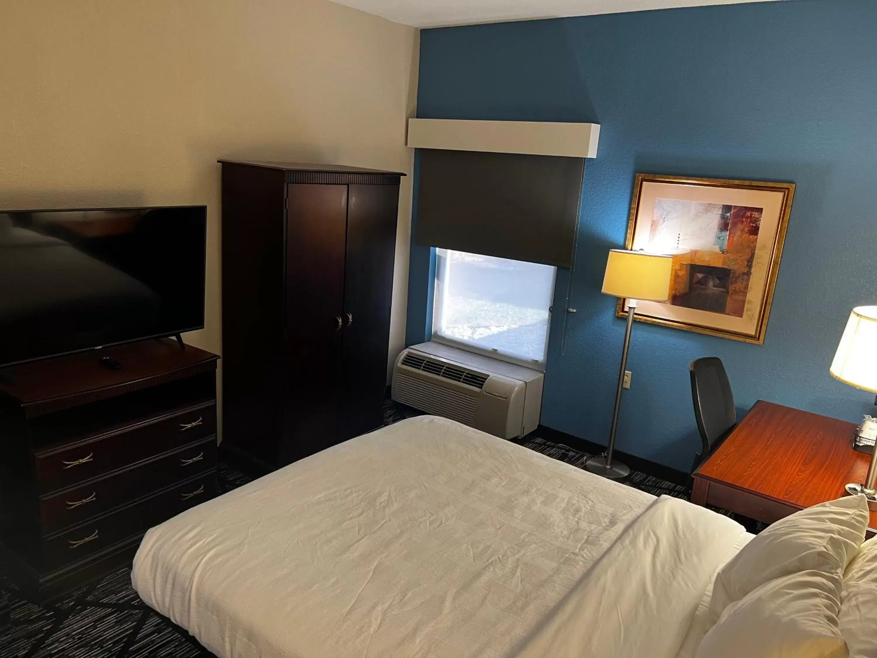 Bedroom, TV/Entertainment Center in Best Western Monroe Inn