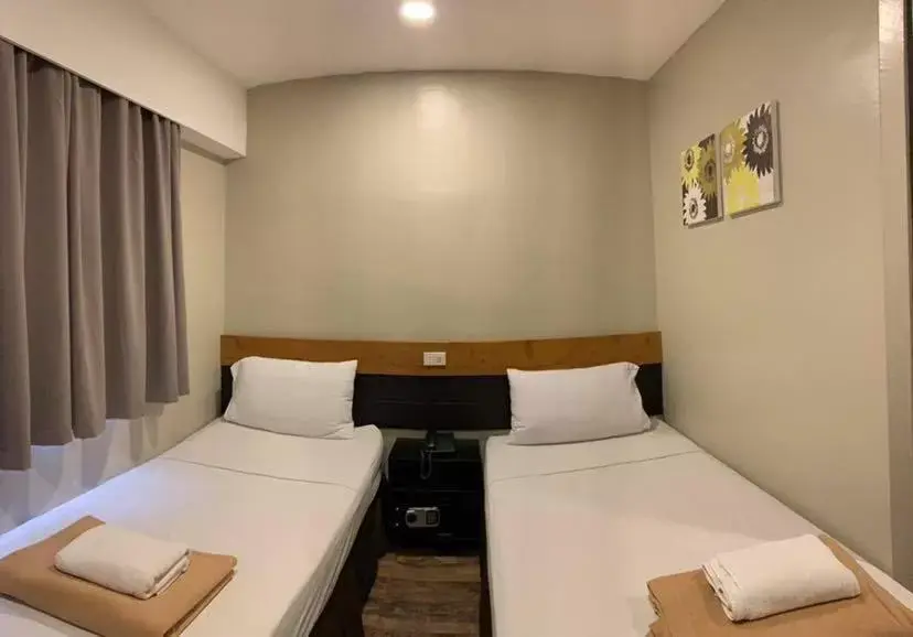 Photo of the whole room, Bed in Cebu R Hotel Capitol
