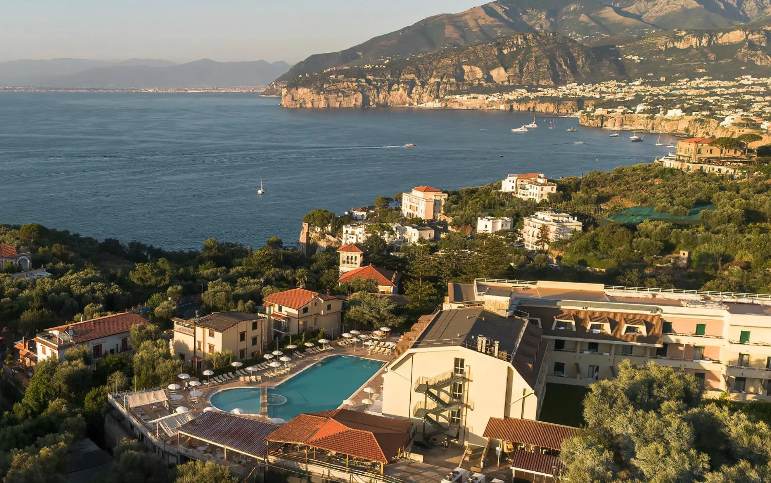 Bird's eye view, Bird's-eye View in Hotel Grand Vesuvio