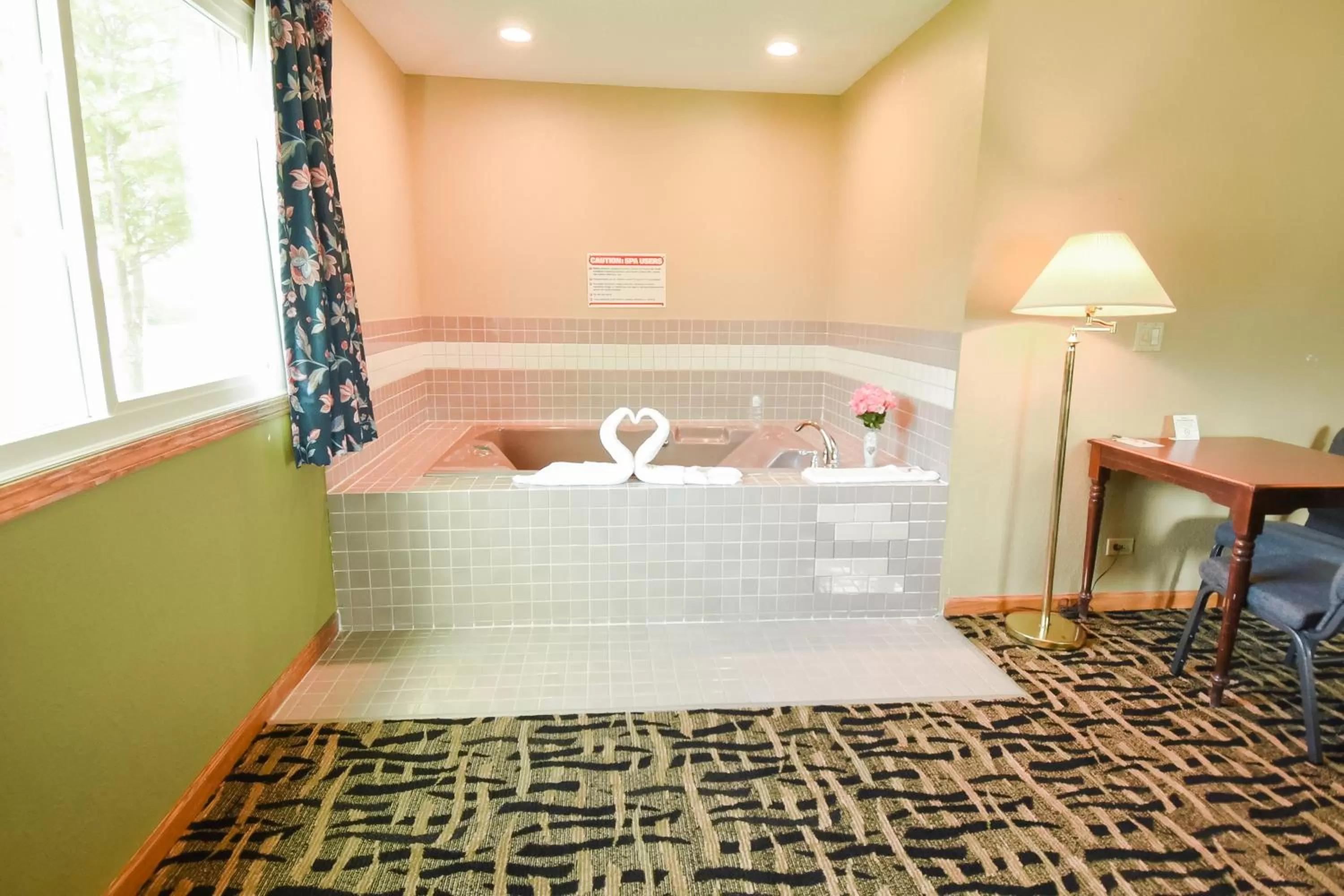 Hot Tub, Bed in Super 8 by Wyndham McLean/Bloomington SW