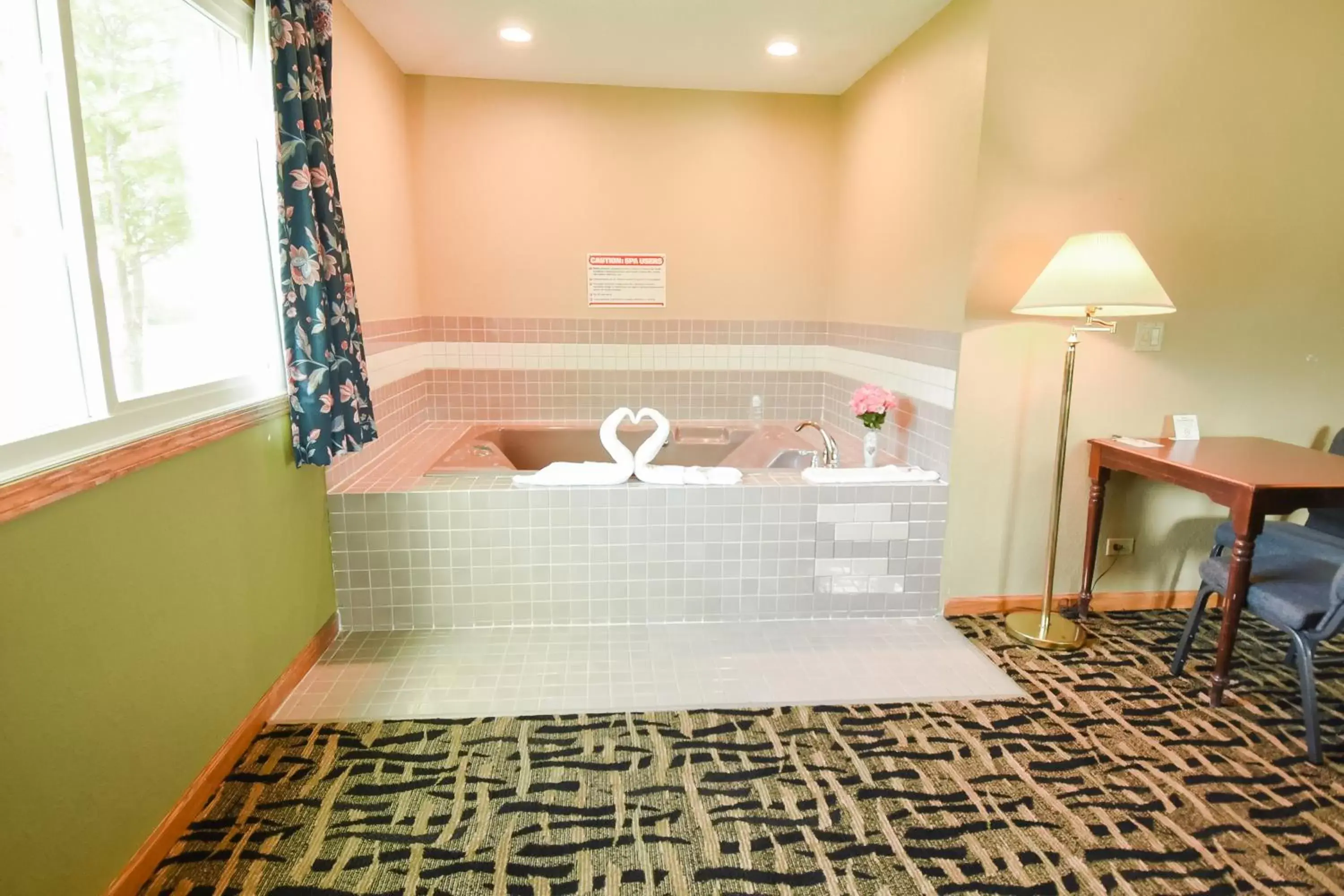 Hot Tub, Bed in Super 8 by Wyndham McLean/Bloomington SW Hot Tub, Bed in Super 8 by Wyndham McLean/Bloomington SW