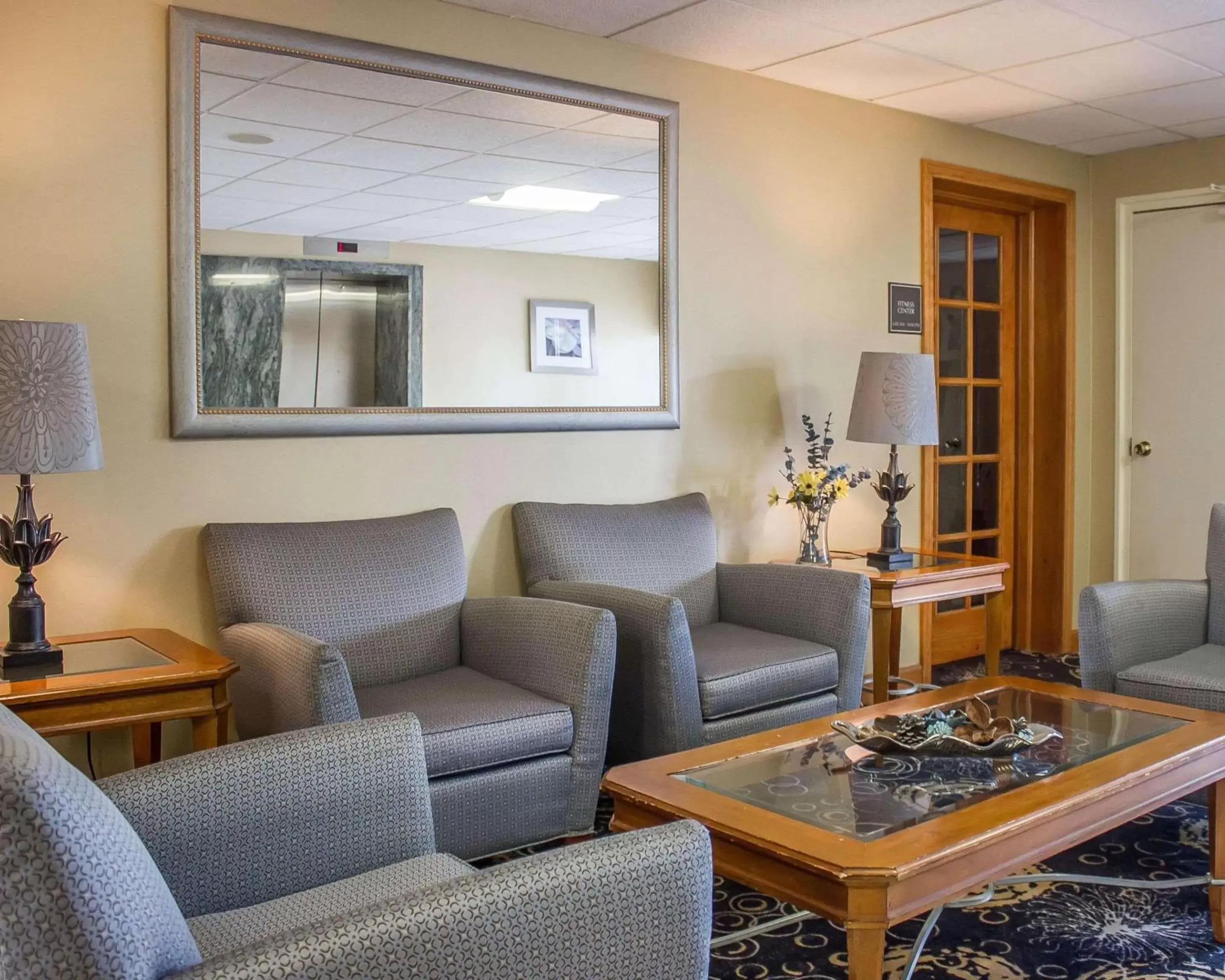 Lobby or reception, Seating Area in Comfort Inn Wethersfield - Hartford
