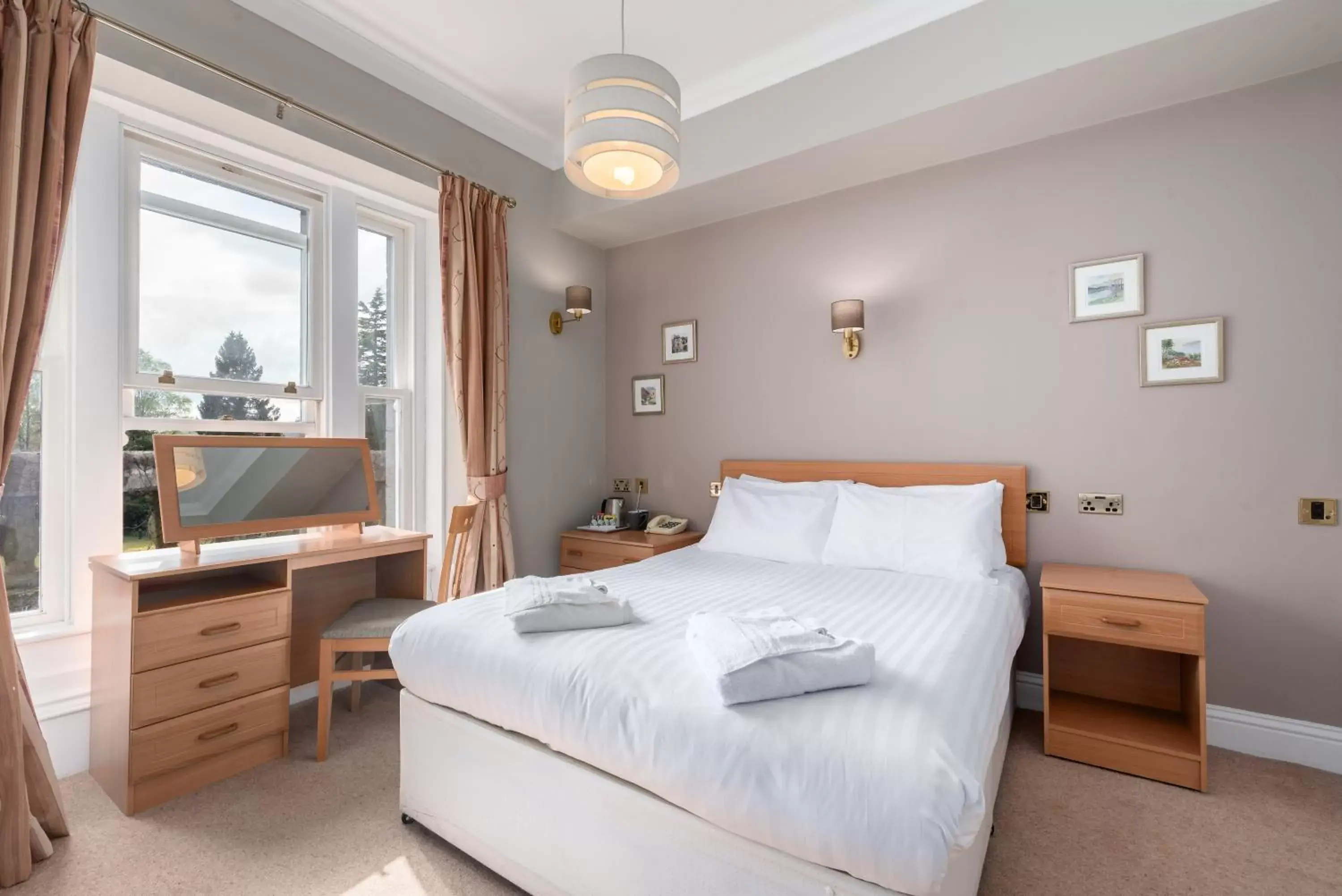 Bedroom, Bed in Windermere Manor Hotel