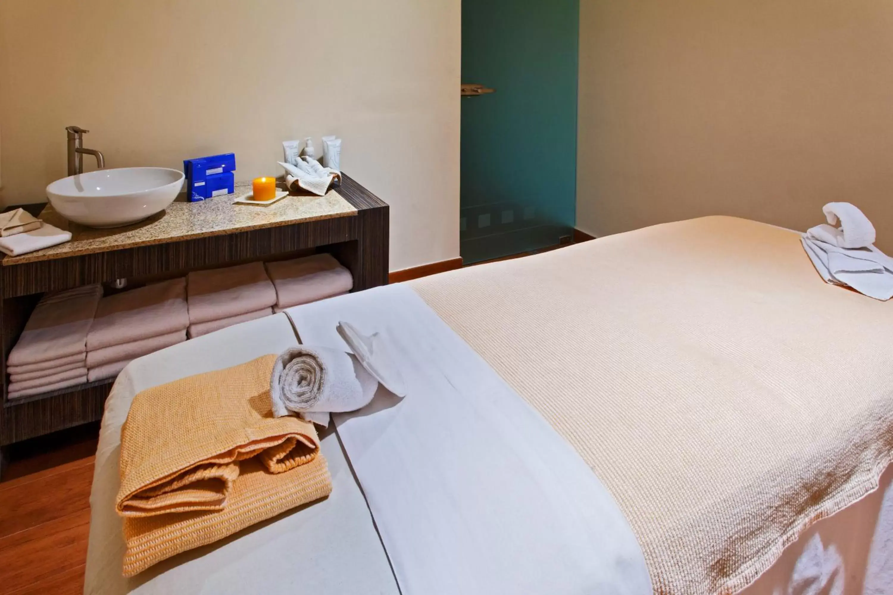 Spa and wellness centre/facilities, Bed in Holiday Inn Mexico City-Plaza Universidad, an IHG Hotel