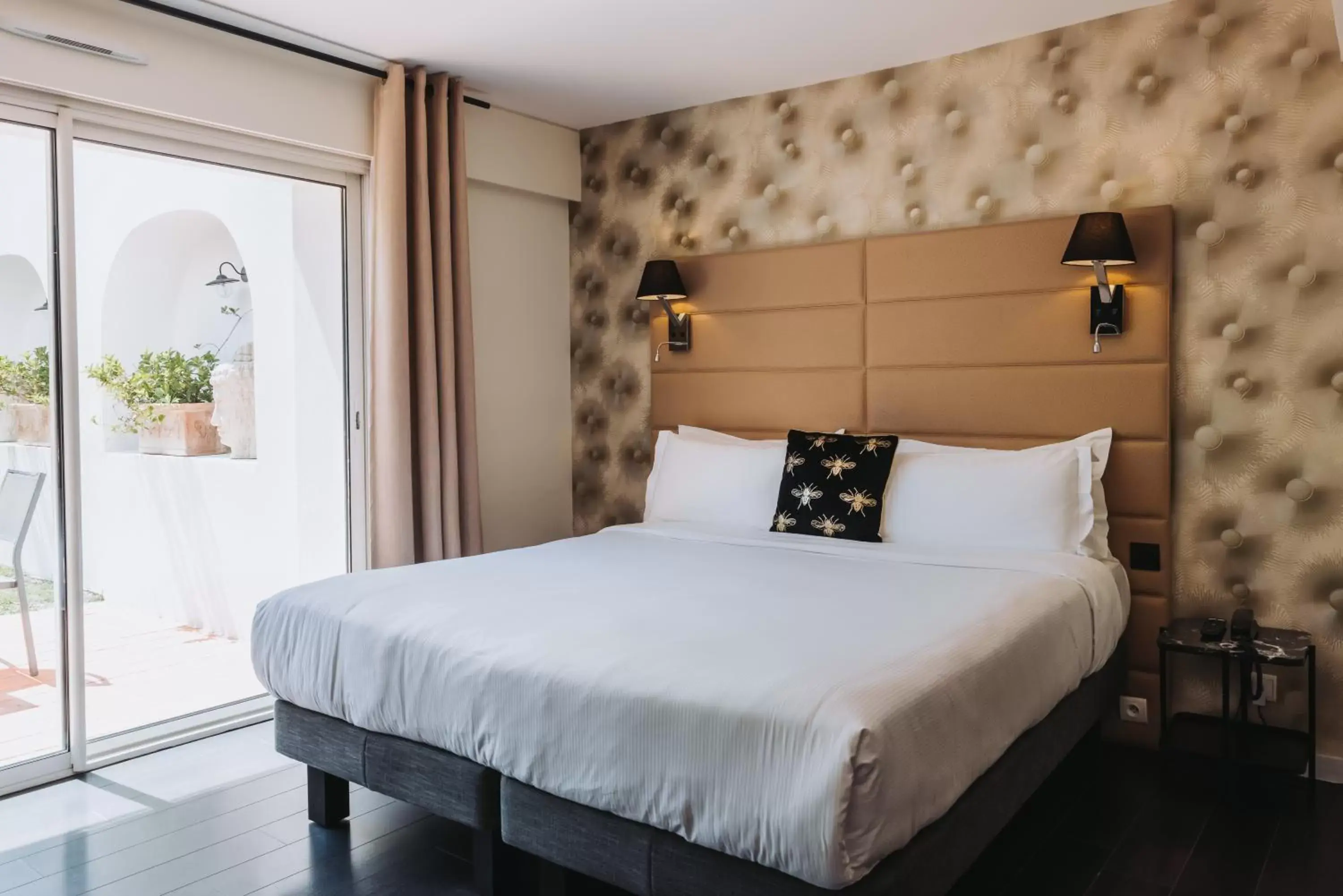 Bed in Hôtel La Villa Cannes