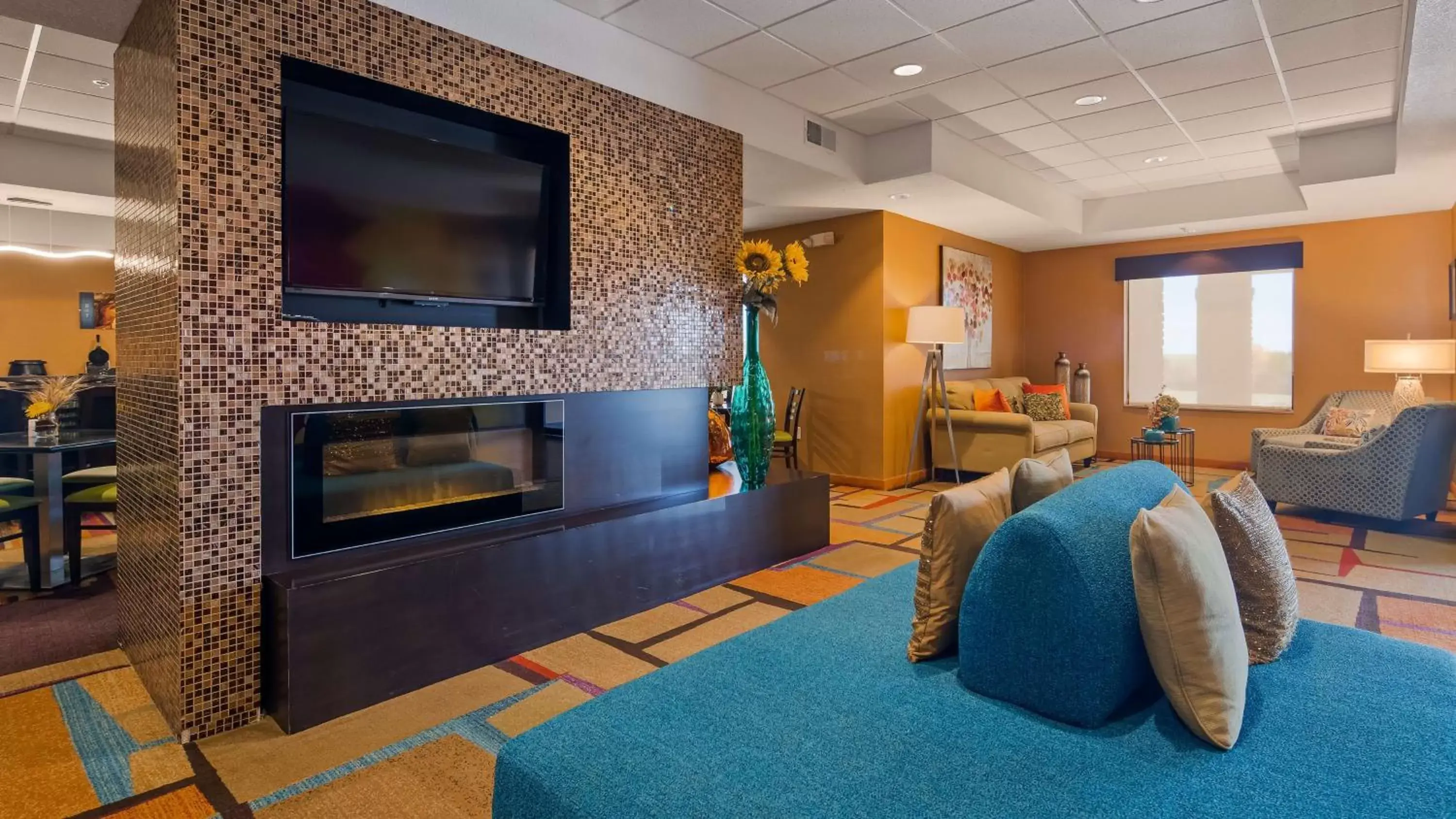 Lobby or reception, TV/Entertainment Center in Best Western Plus Hiawatha Hotel Lobby or reception, TV/Entertainment Center in Best Western Plus Hiawatha Hotel