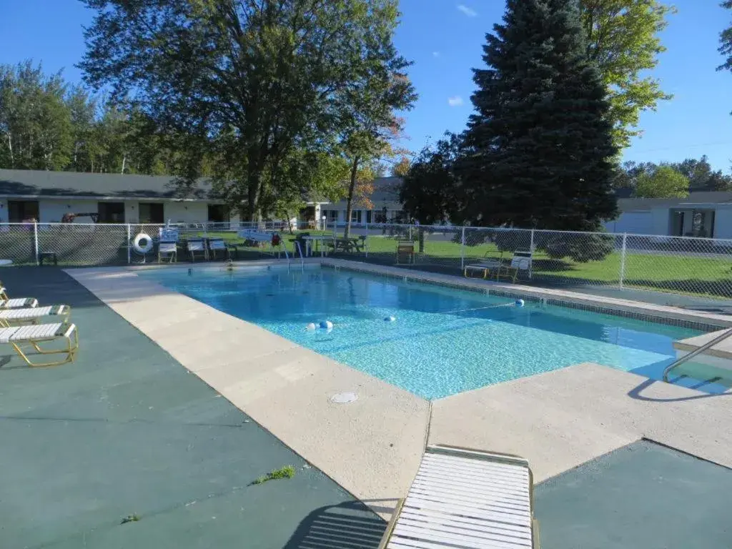 Swimming Pool in Thunderbird Inn of Mackinaw City