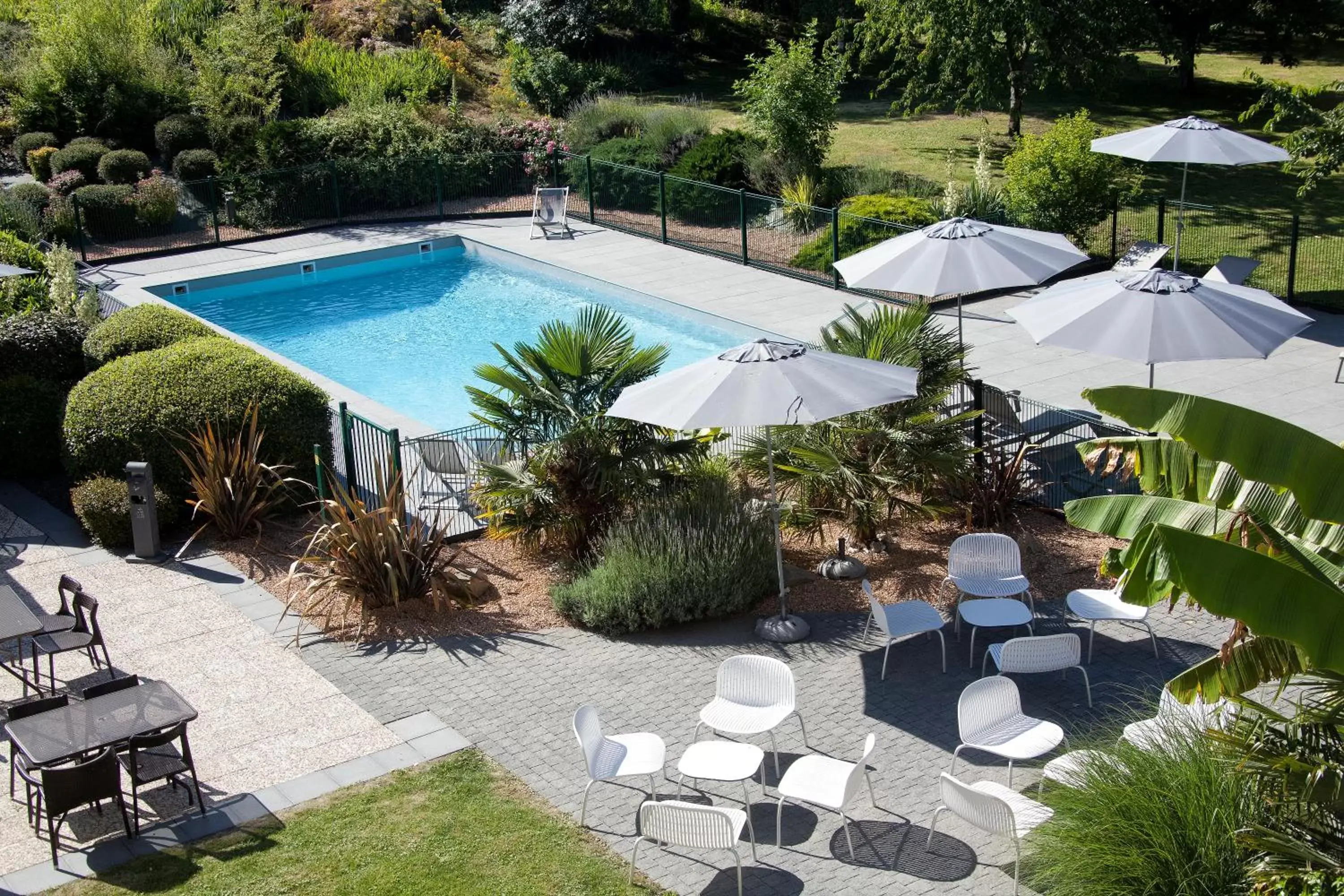 Patio, Pool View in Novotel Clermont-Ferrand