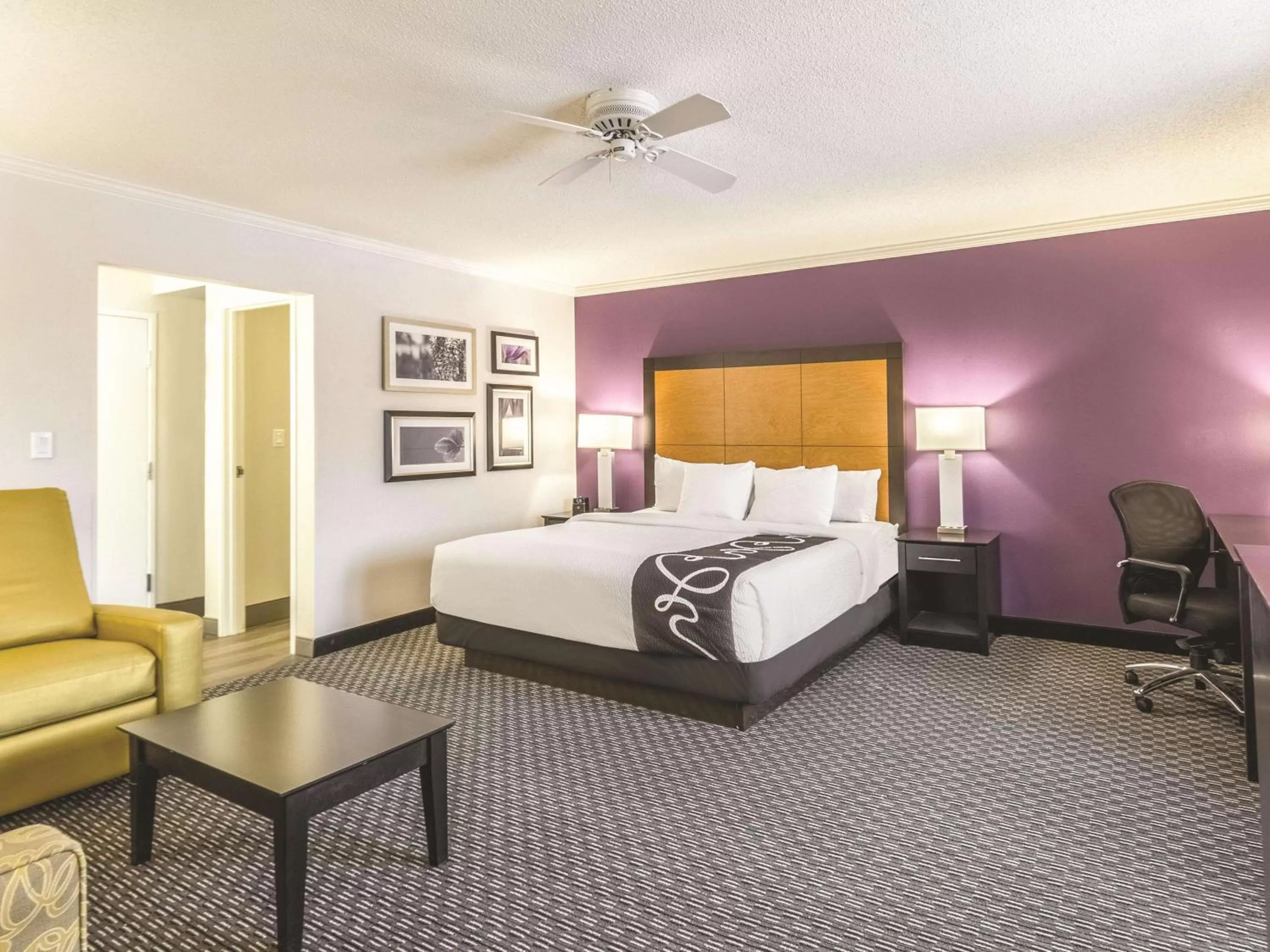 Photo of the whole room, Bed in La Quinta by Wyndham Cleveland - Airport North