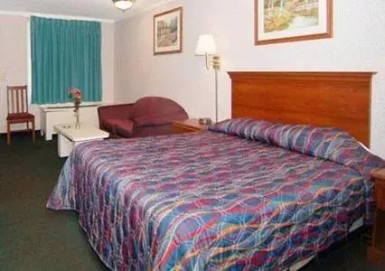 Standard King Room - Non-Smoking in Rodeway Inn Madison Heights Standard King Room - Non-Smoking in Rodeway Inn Madison Heights