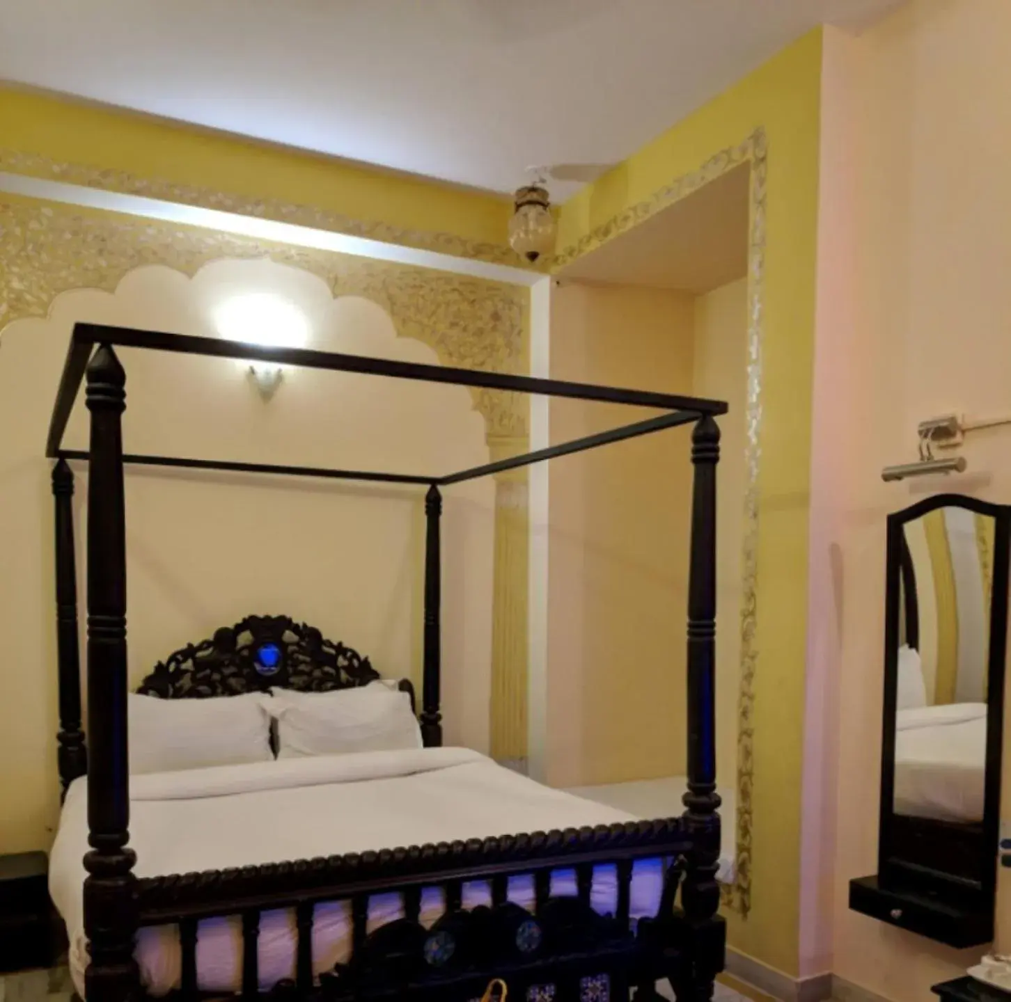 Bed in Krishna Prakash Heritage Haveli Hotel