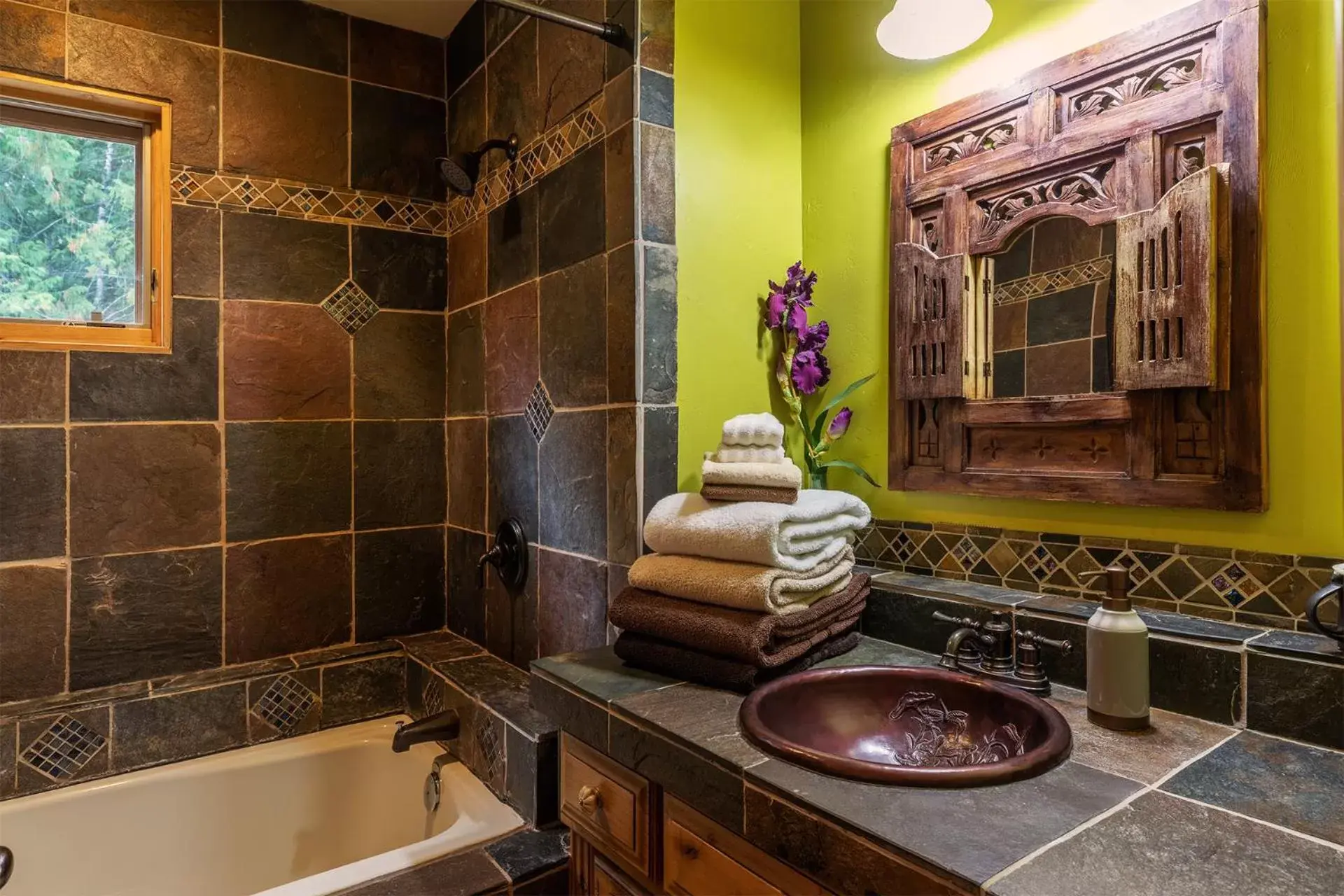 Bathroom in Talus Rock Retreat