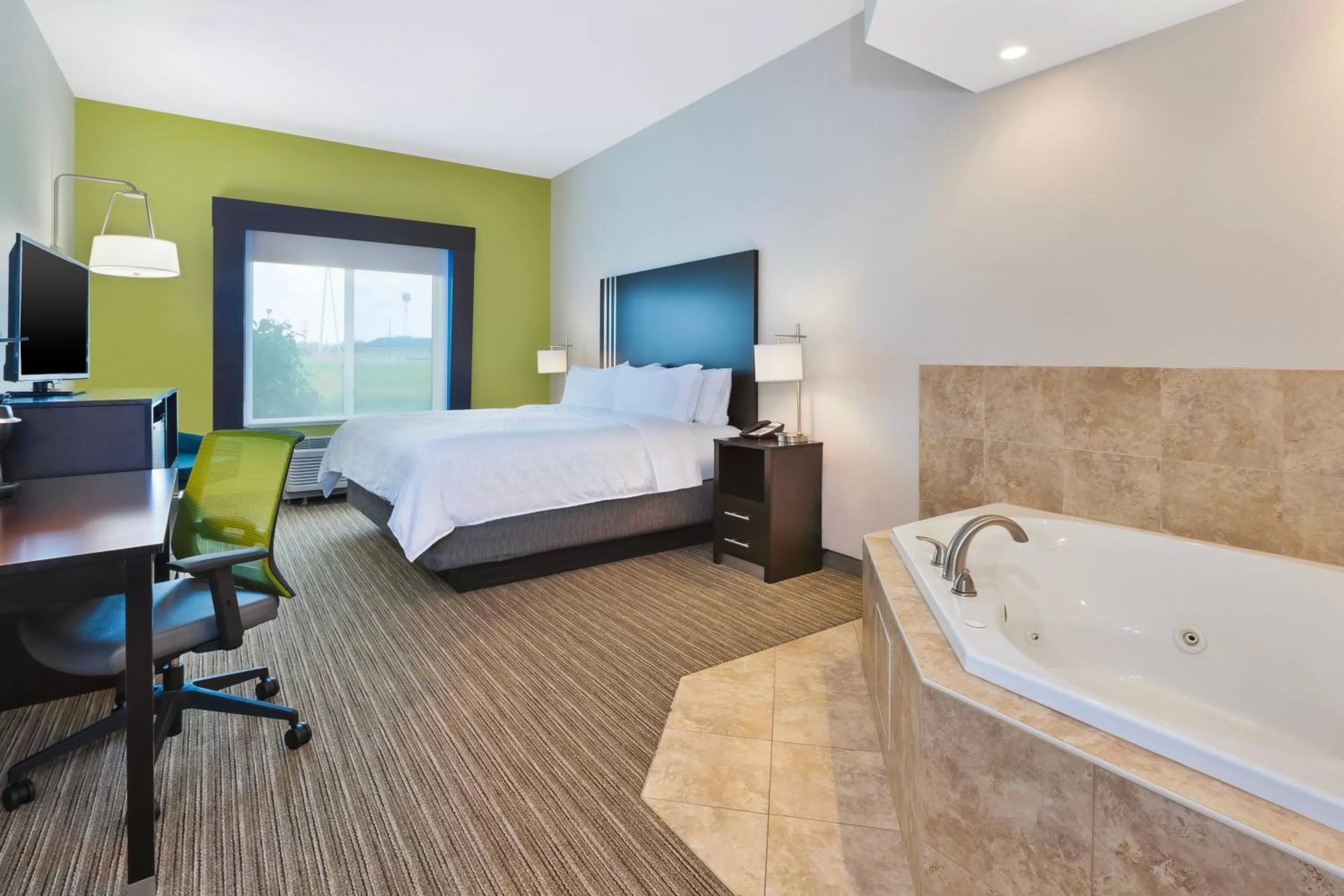 Bedroom, Bed in Holiday Inn Express & Suites - Effingham by IHG