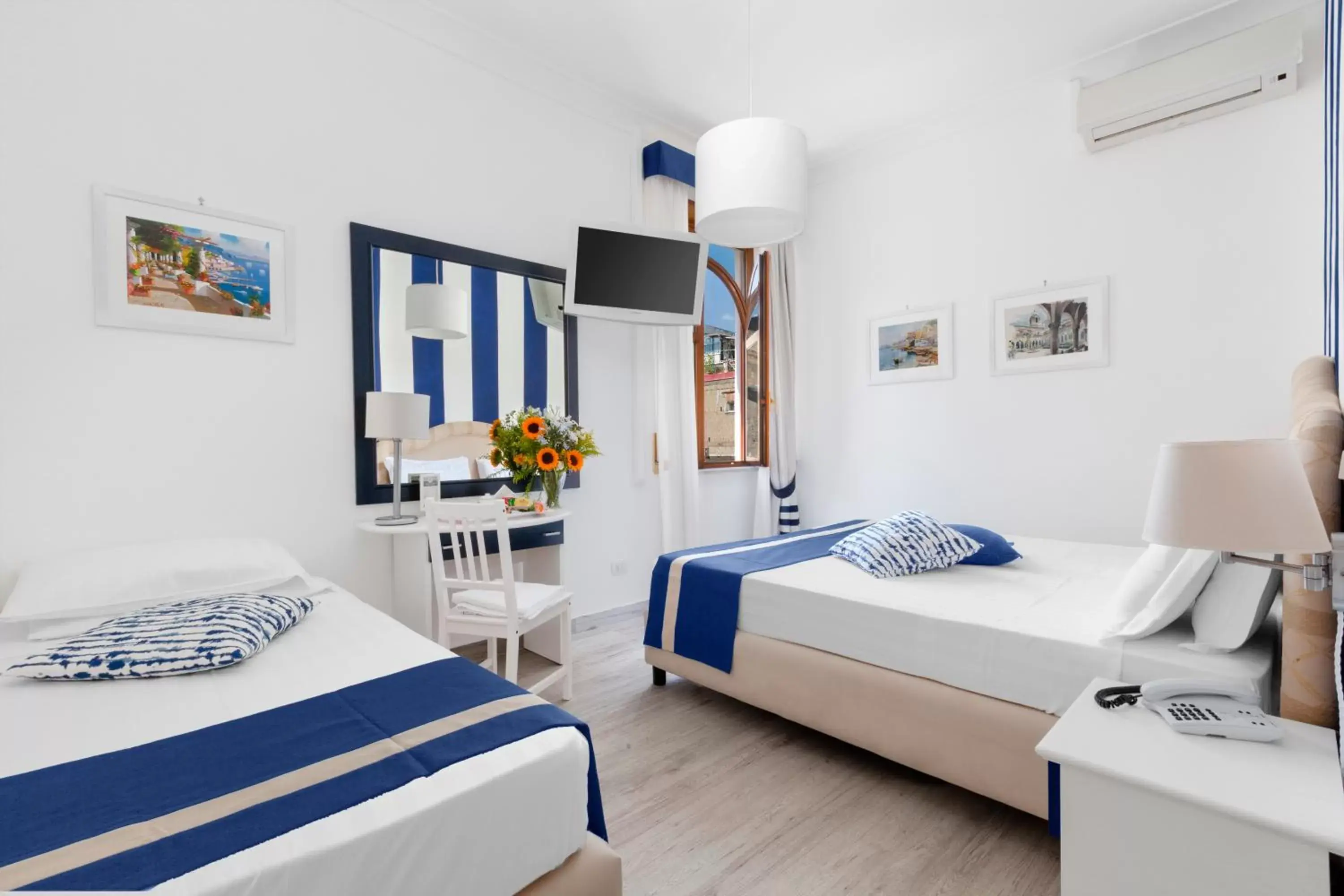 Superior Triple Room in Hotel Herculaneum Superior Triple Room in Hotel Herculaneum