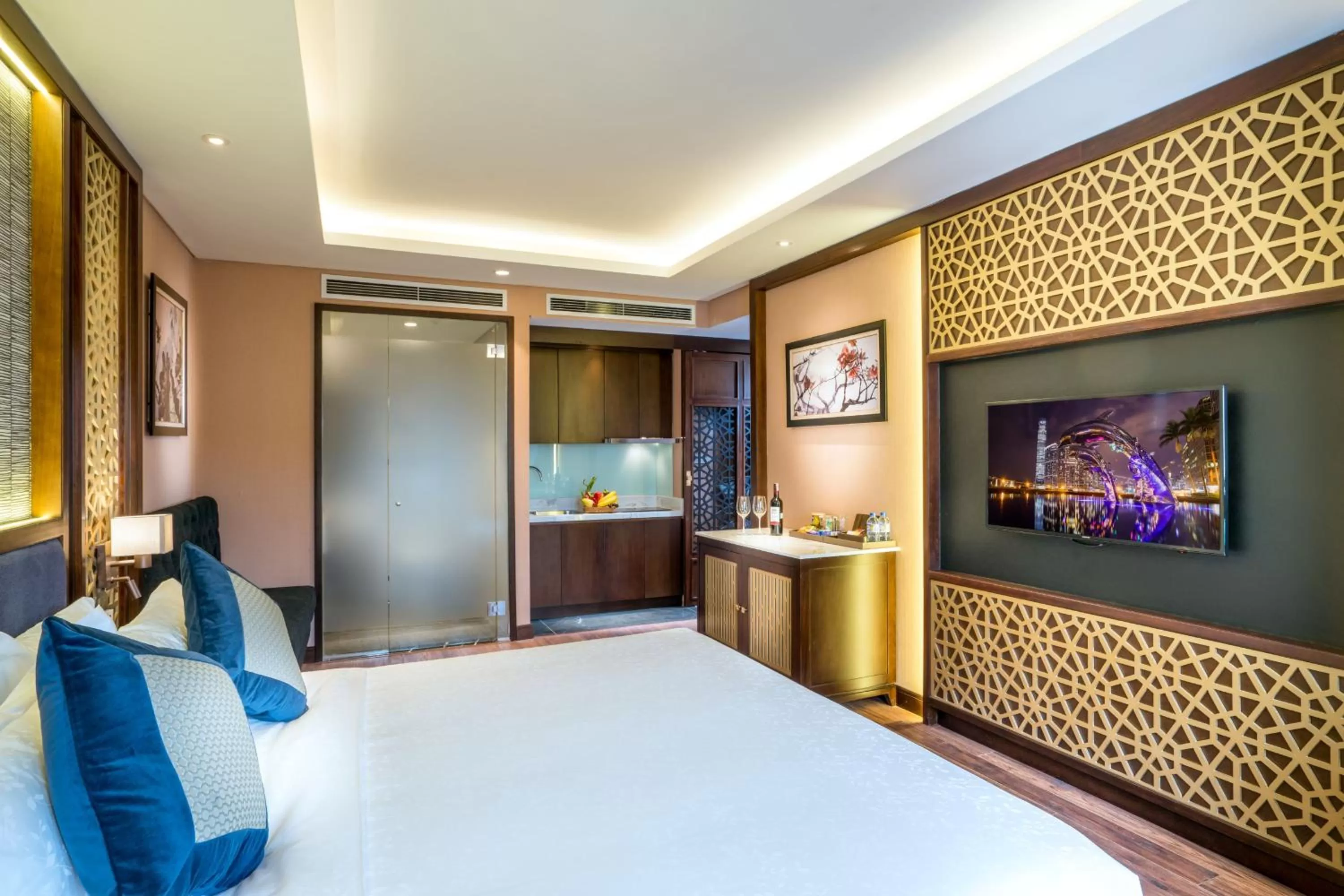 Photo of the whole room, Bed in Conifer Grand Hotel