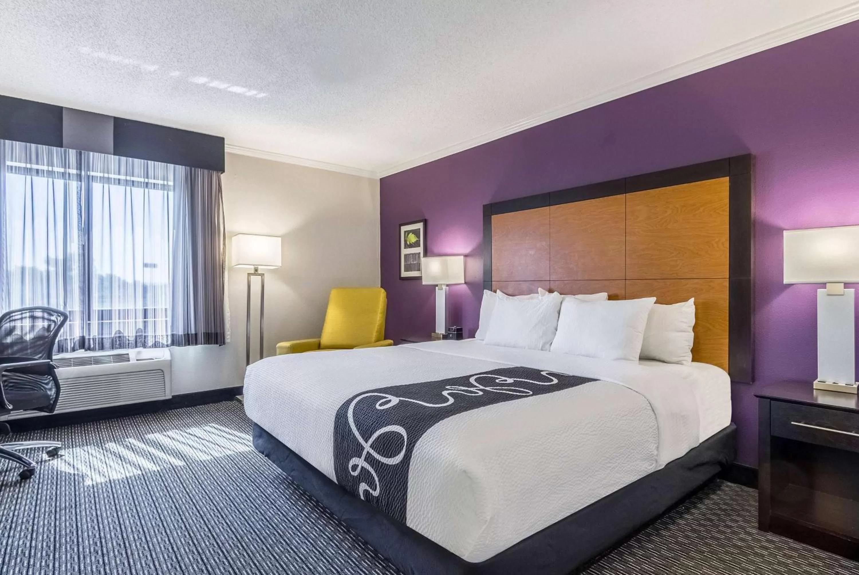 Bed in La Quinta Inn & Suites by Wyndham University Area Chapel Hill