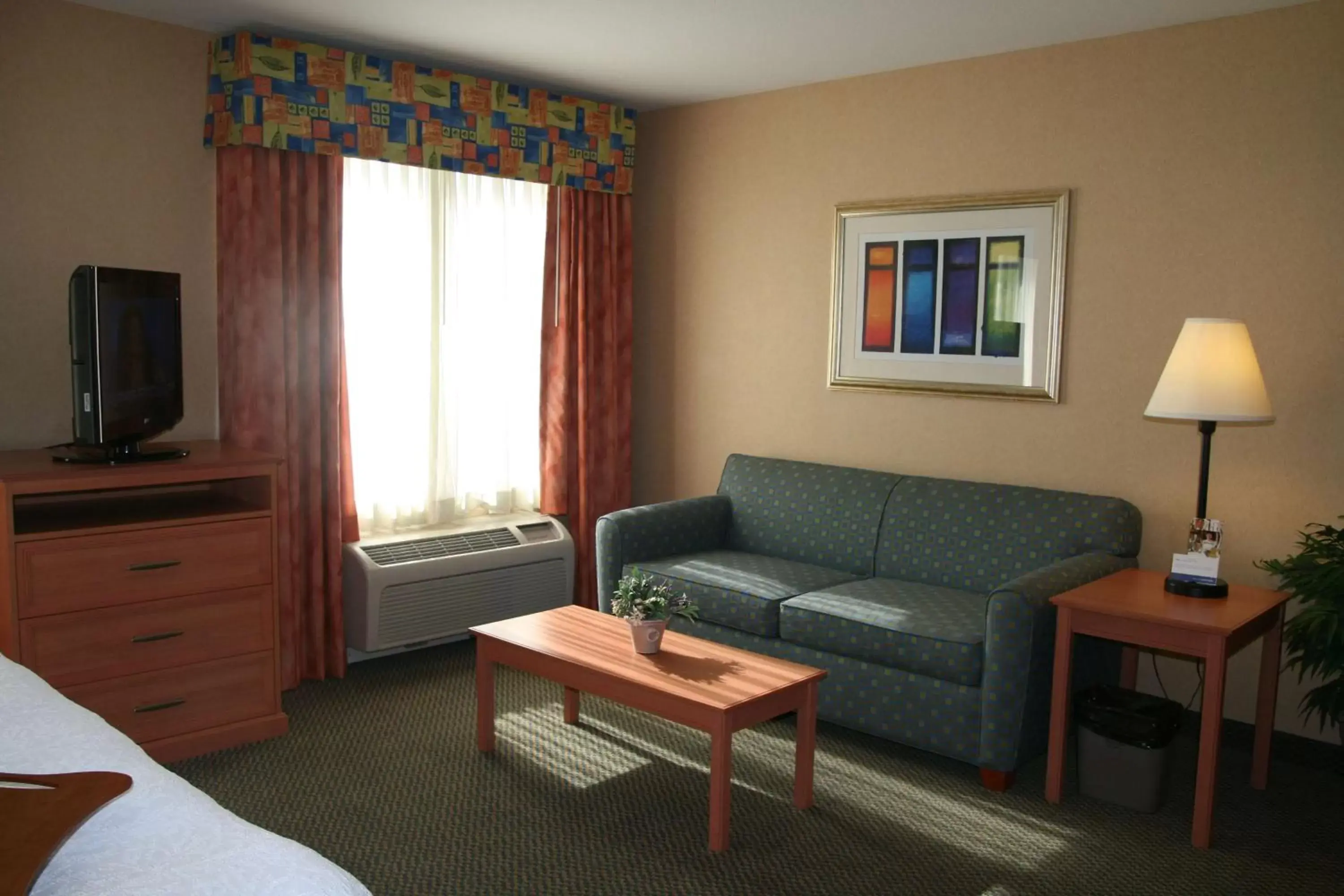 Bed, Seating Area in Hampton Inn & Suites Lathrop