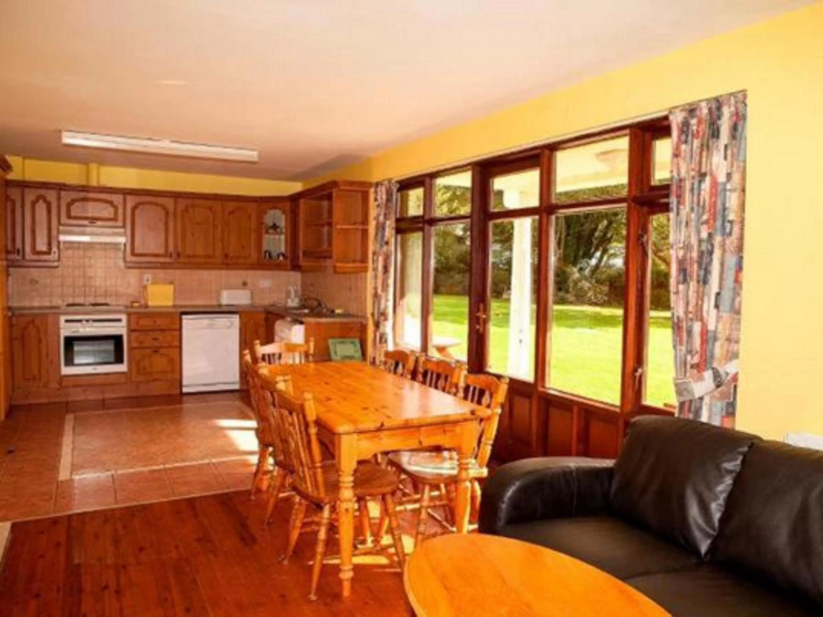 Kitchen or kitchenette in Gold Coast Resort Dungarvan