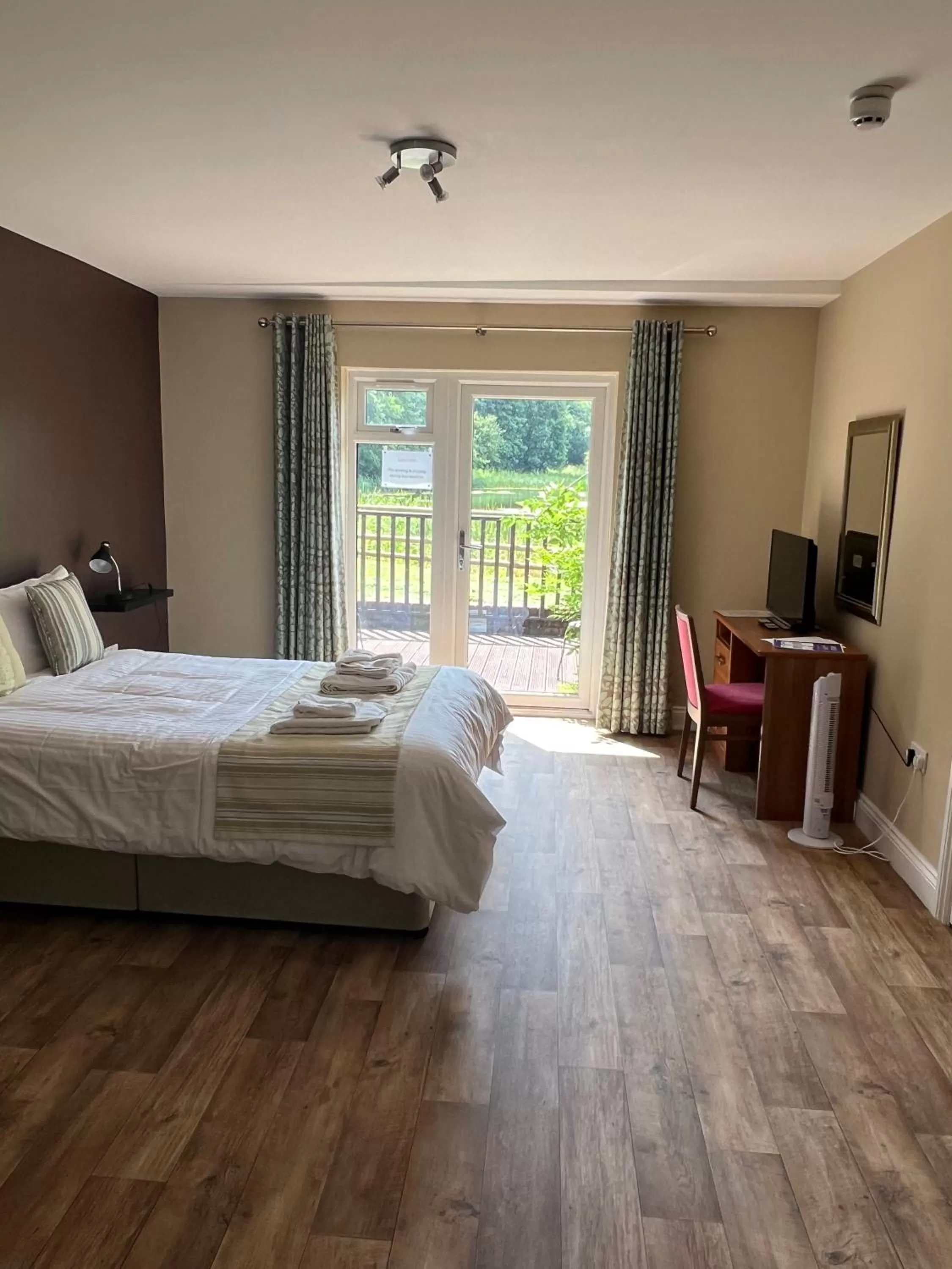 Photo of the whole room in Cadmore Lodge Bed & Breakfast