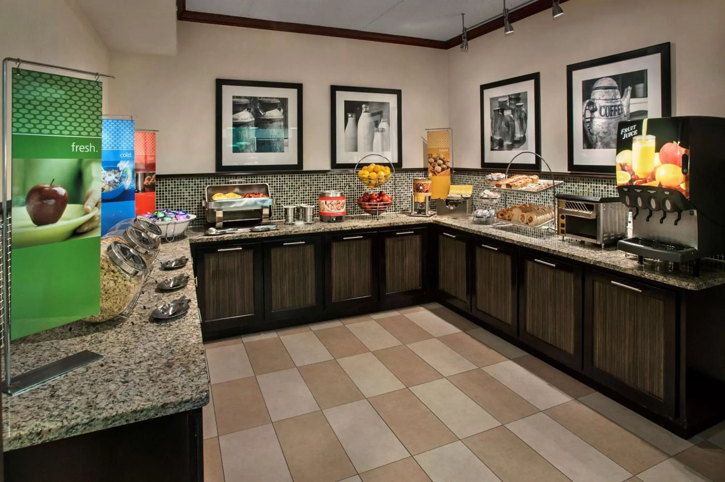 Dining area in Hampton Inn Ann Arbor-South