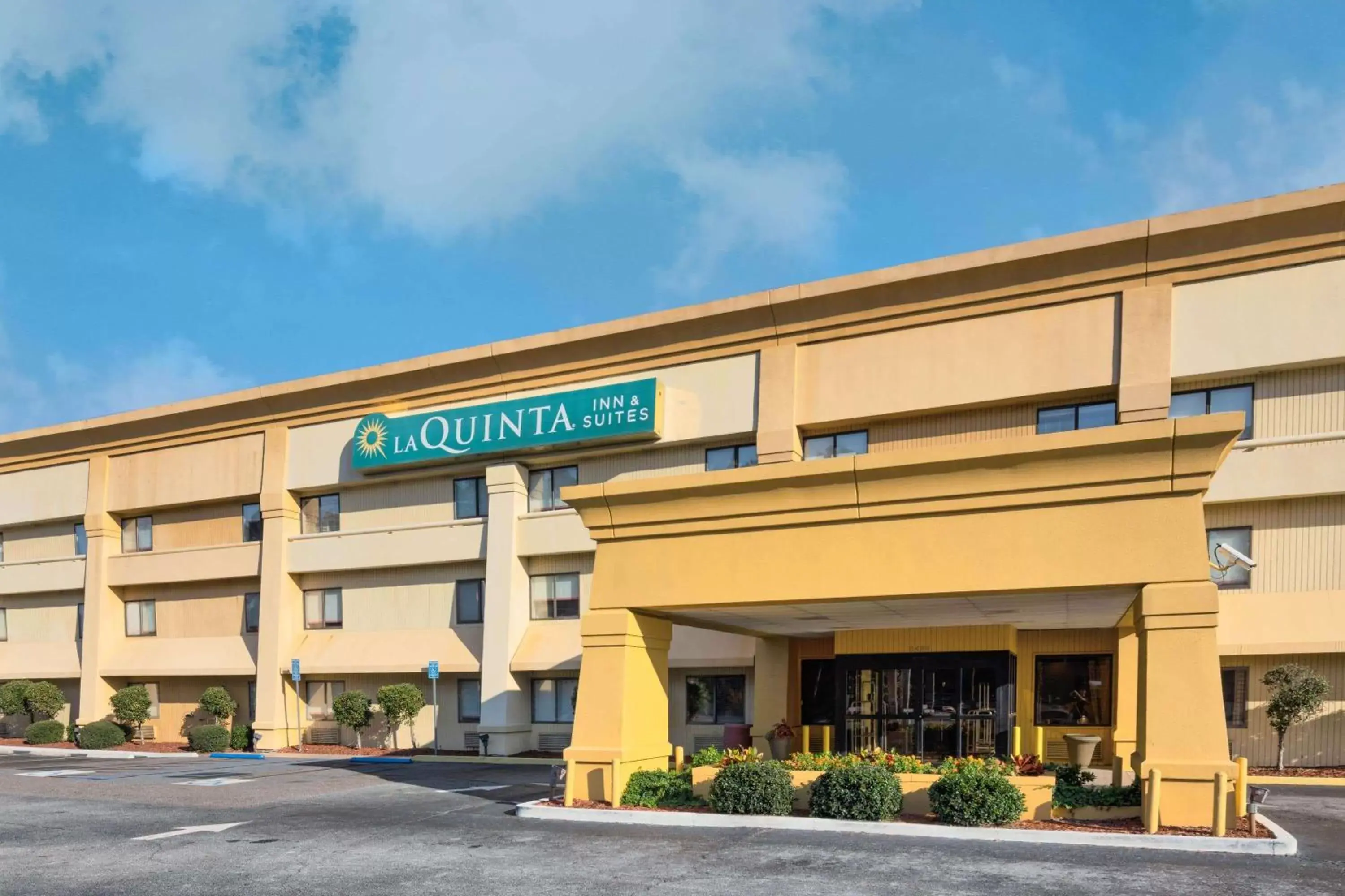 Property building in La Quinta by Wyndham Savannah Southside