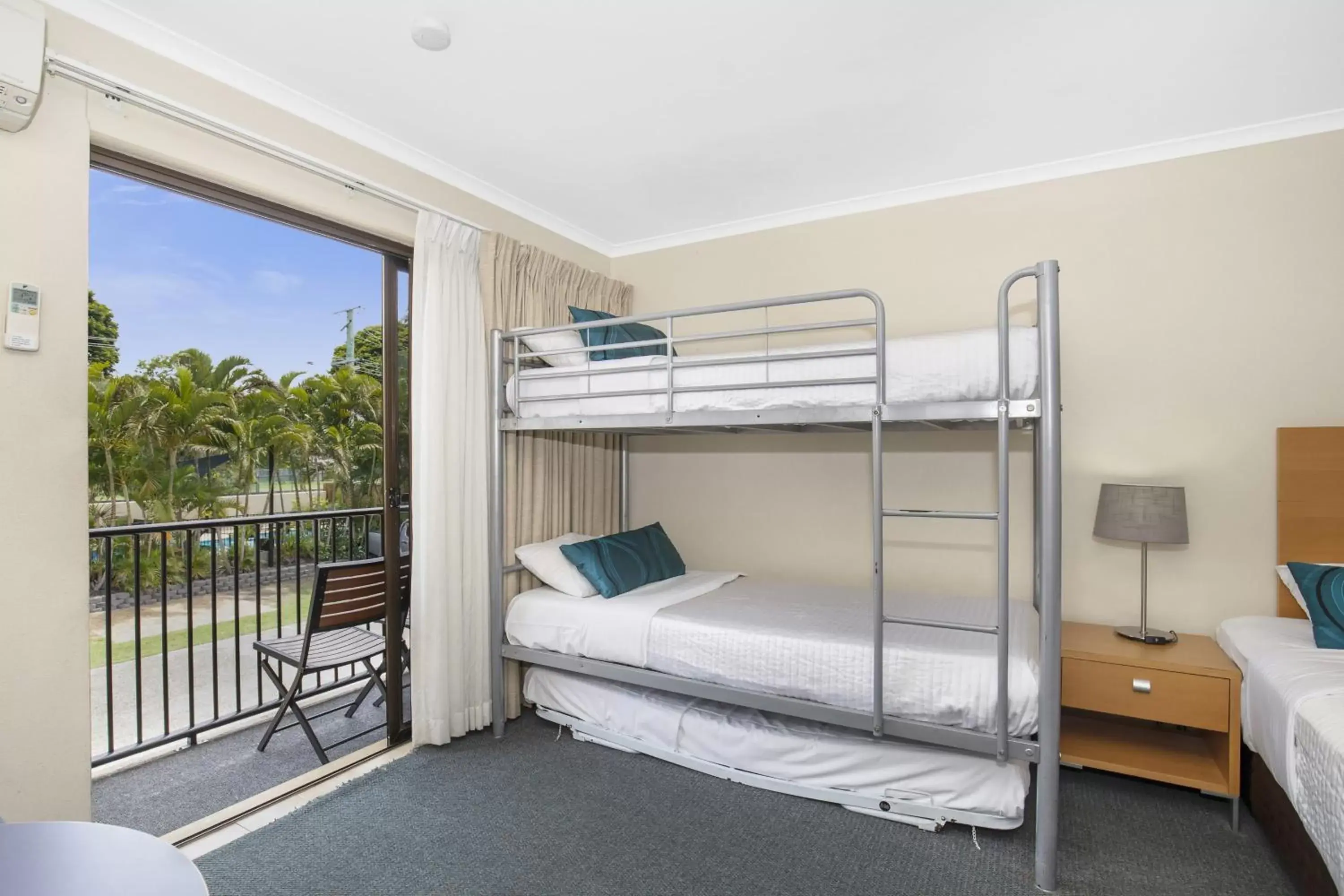 bunk bed, Bed in Best Western Airport 85 Motel bunk bed, Bed in Best Western Airport 85 Motel