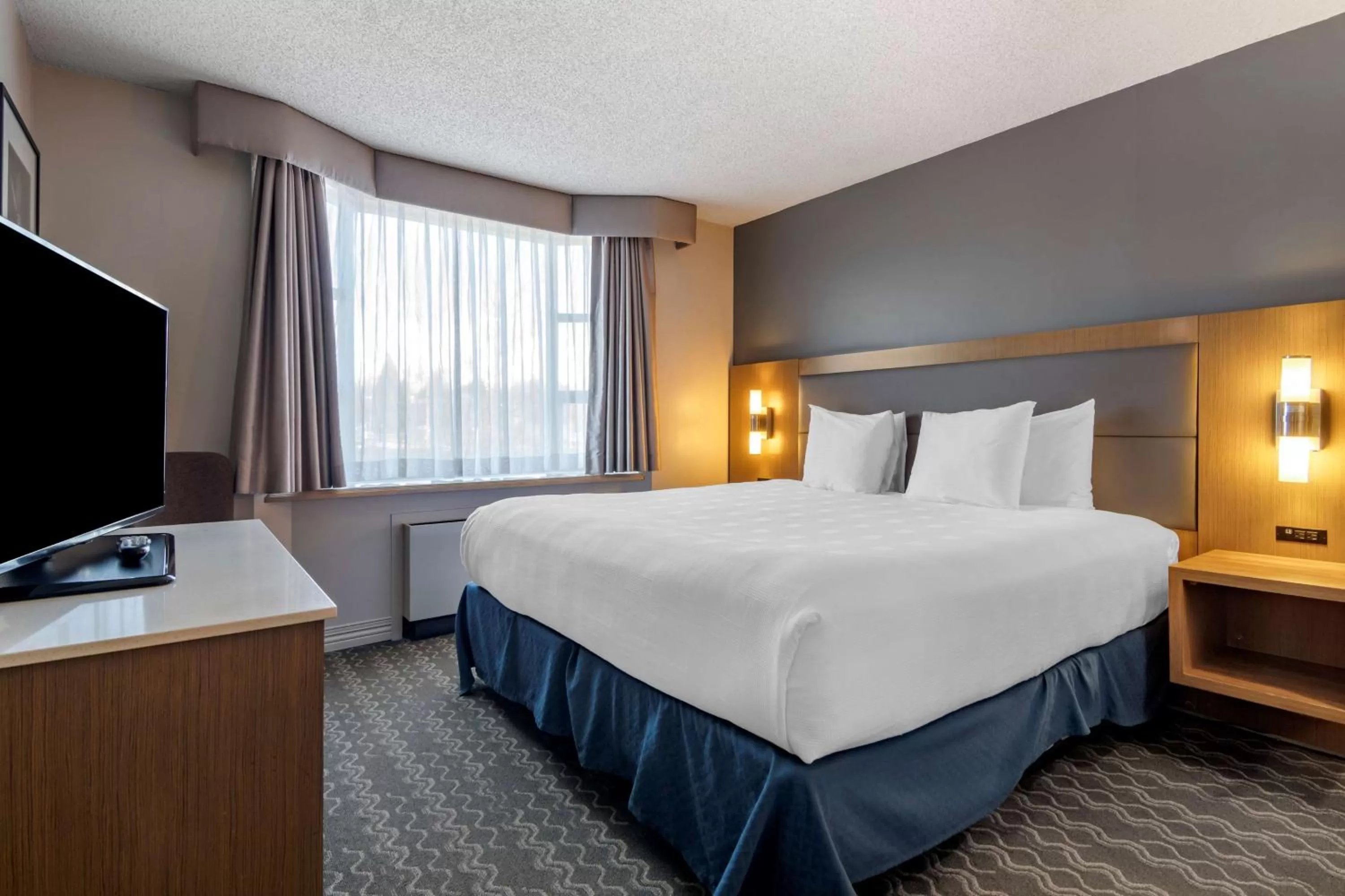 Bedroom, Bed in Best Western Plus Vancouver Airport Hotel