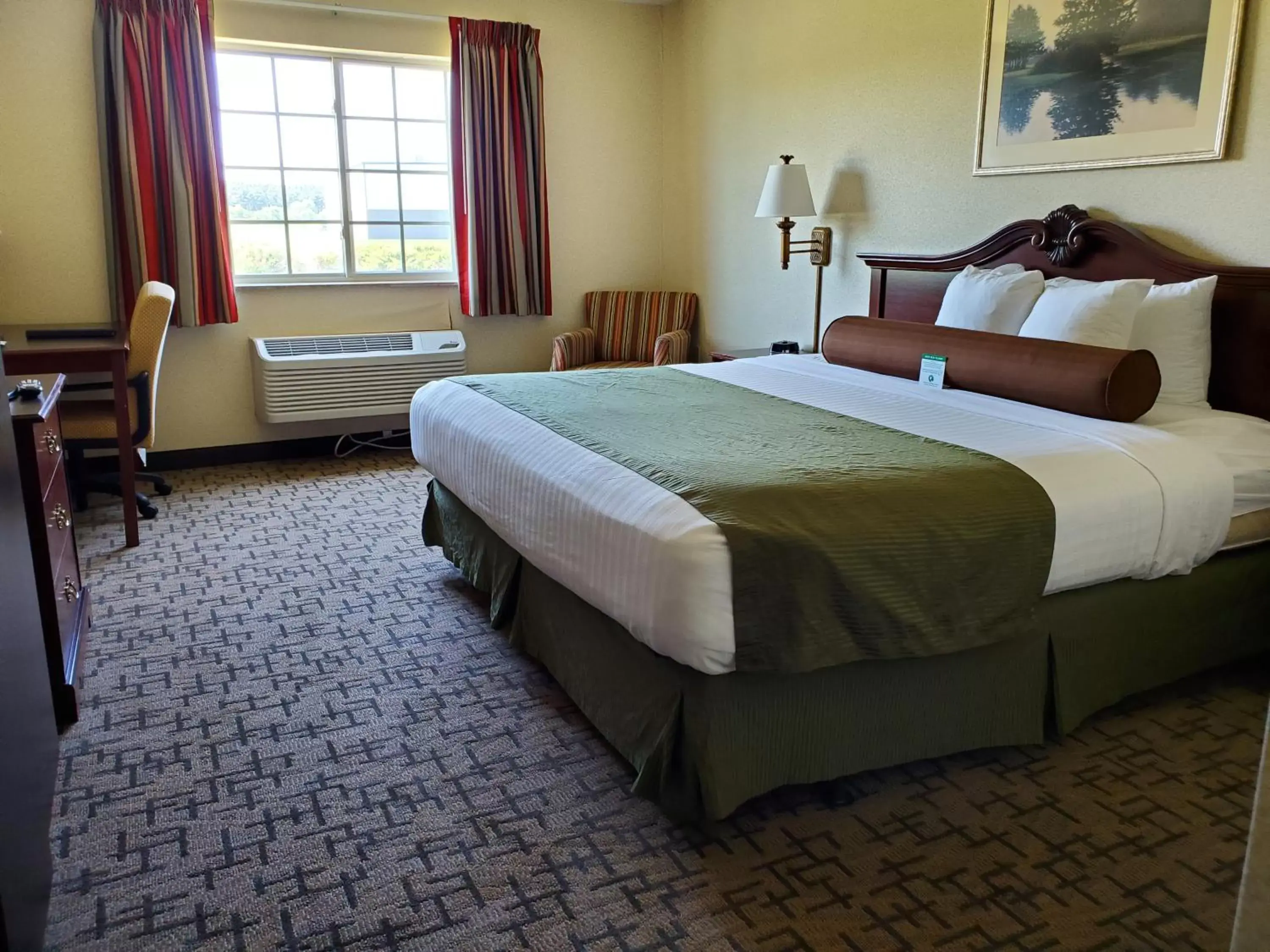 Bedroom, Bed in Boarders Inn & Suites by Cobblestone Hotels - Shawano