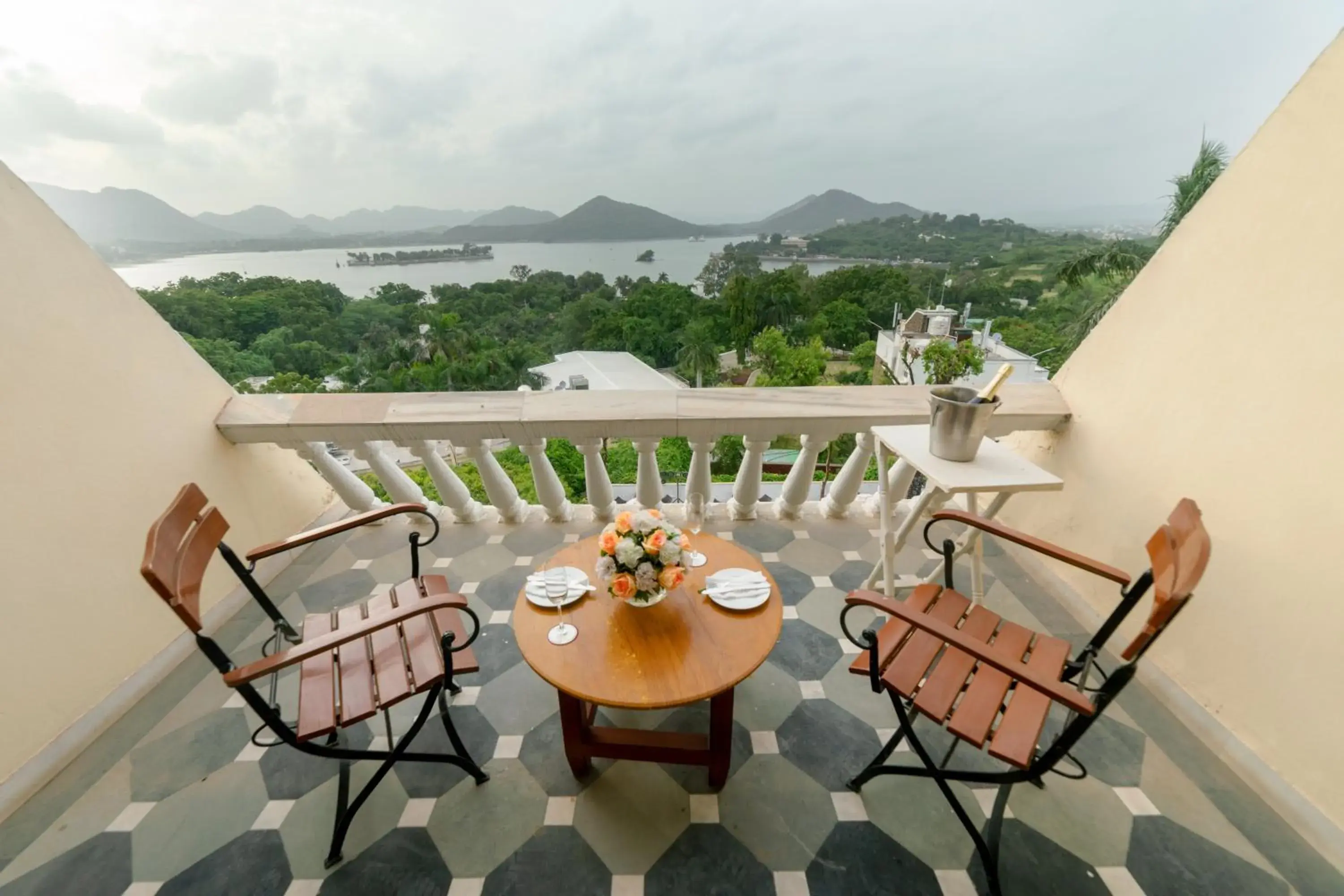 Lake view, Balcony/Terrace in Hotel Hill Top Palace