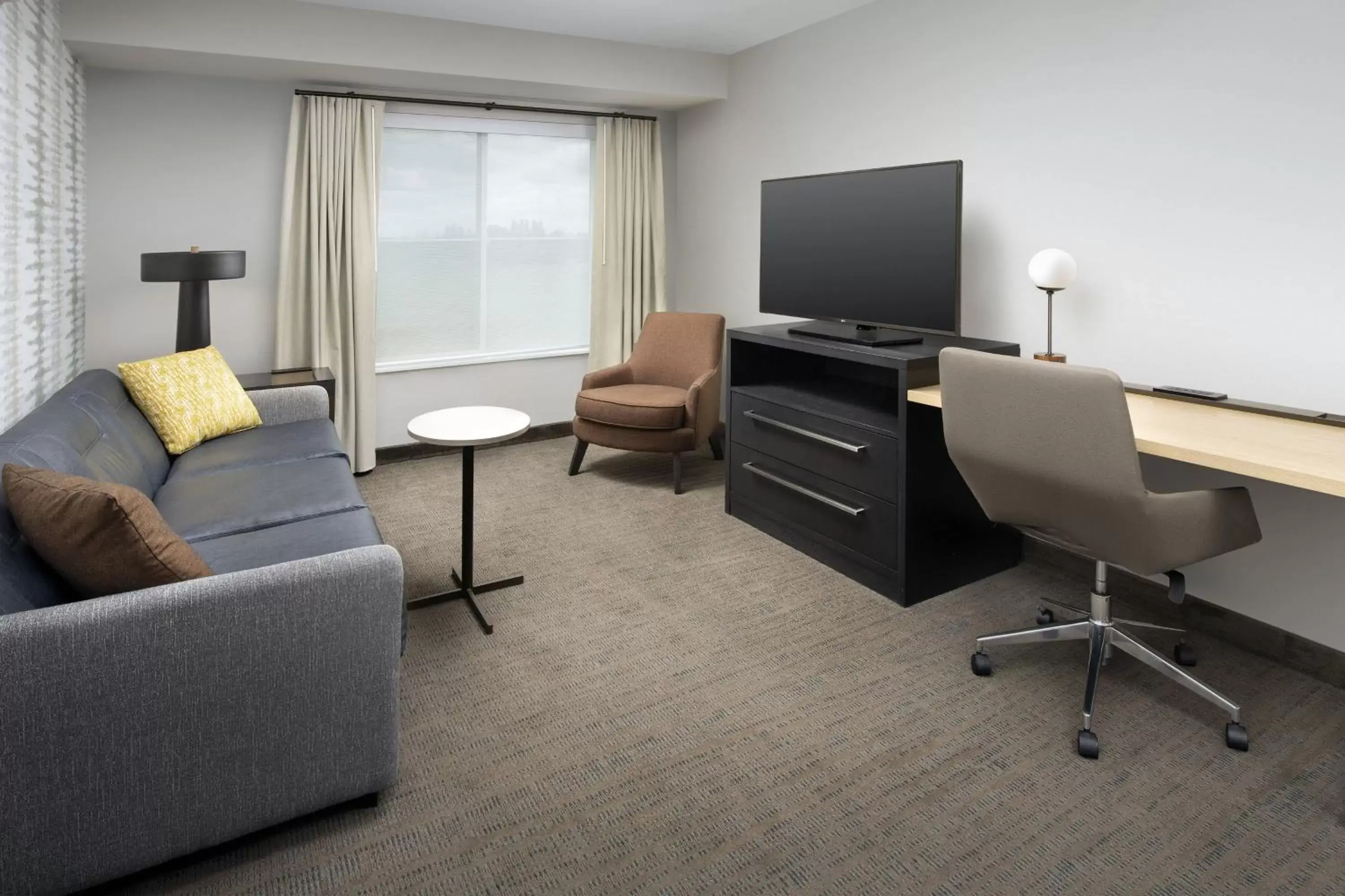 Living room, TV/Entertainment Center in Residence Inn by Marriott Modesto North