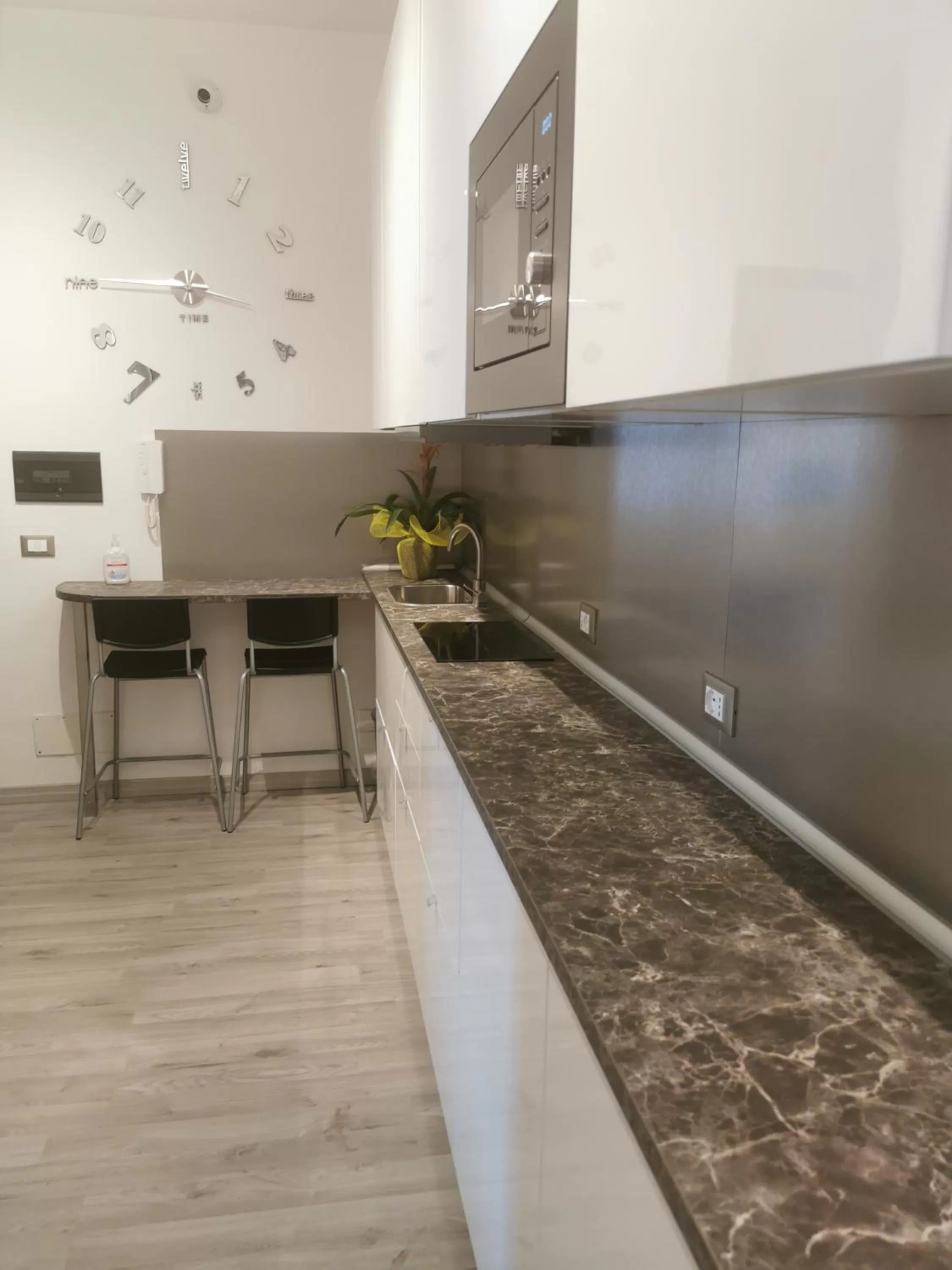 Kitchen or kitchenette in Confort Suites