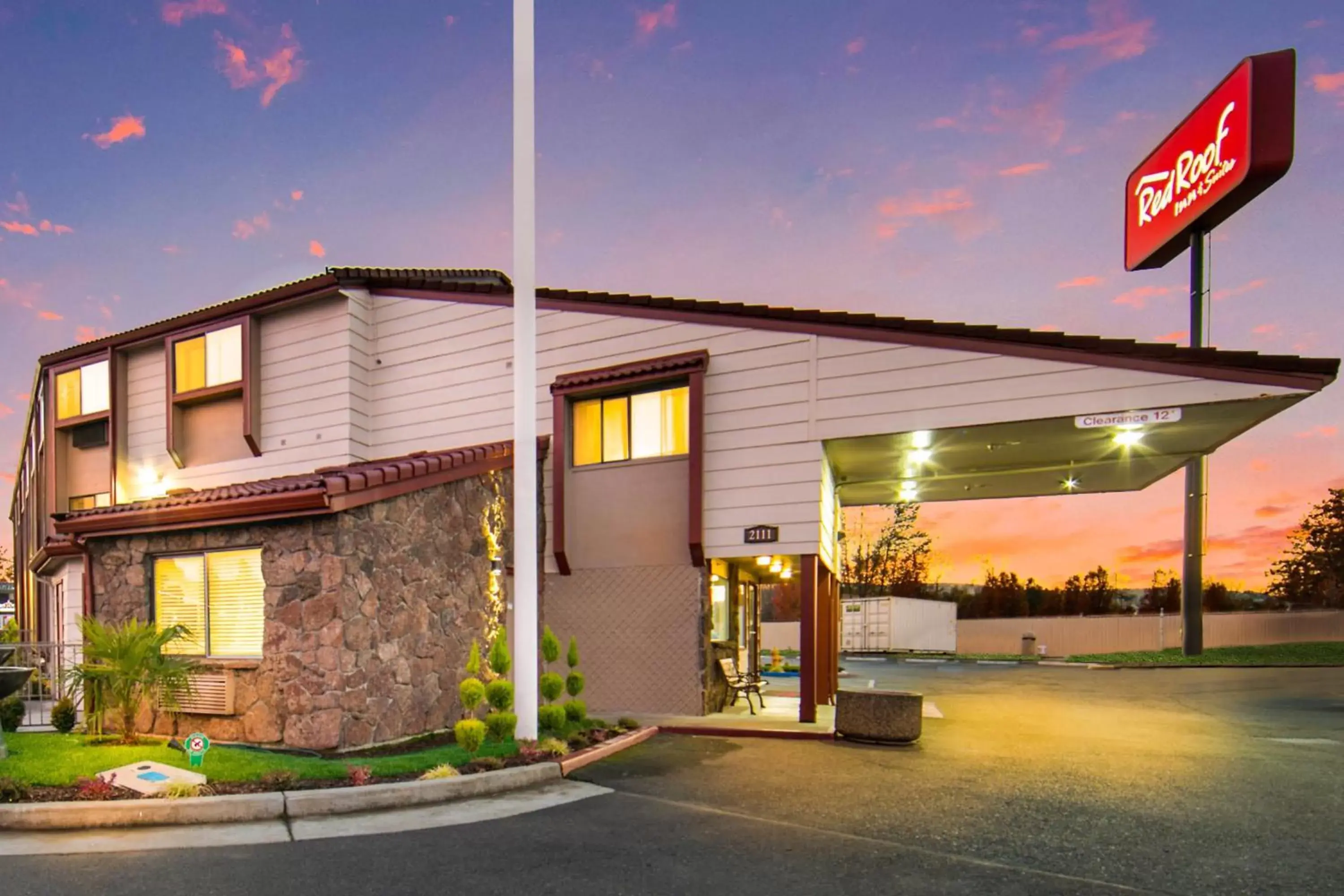 Property Building in Red Roof Inn & Suites Medford - Airport