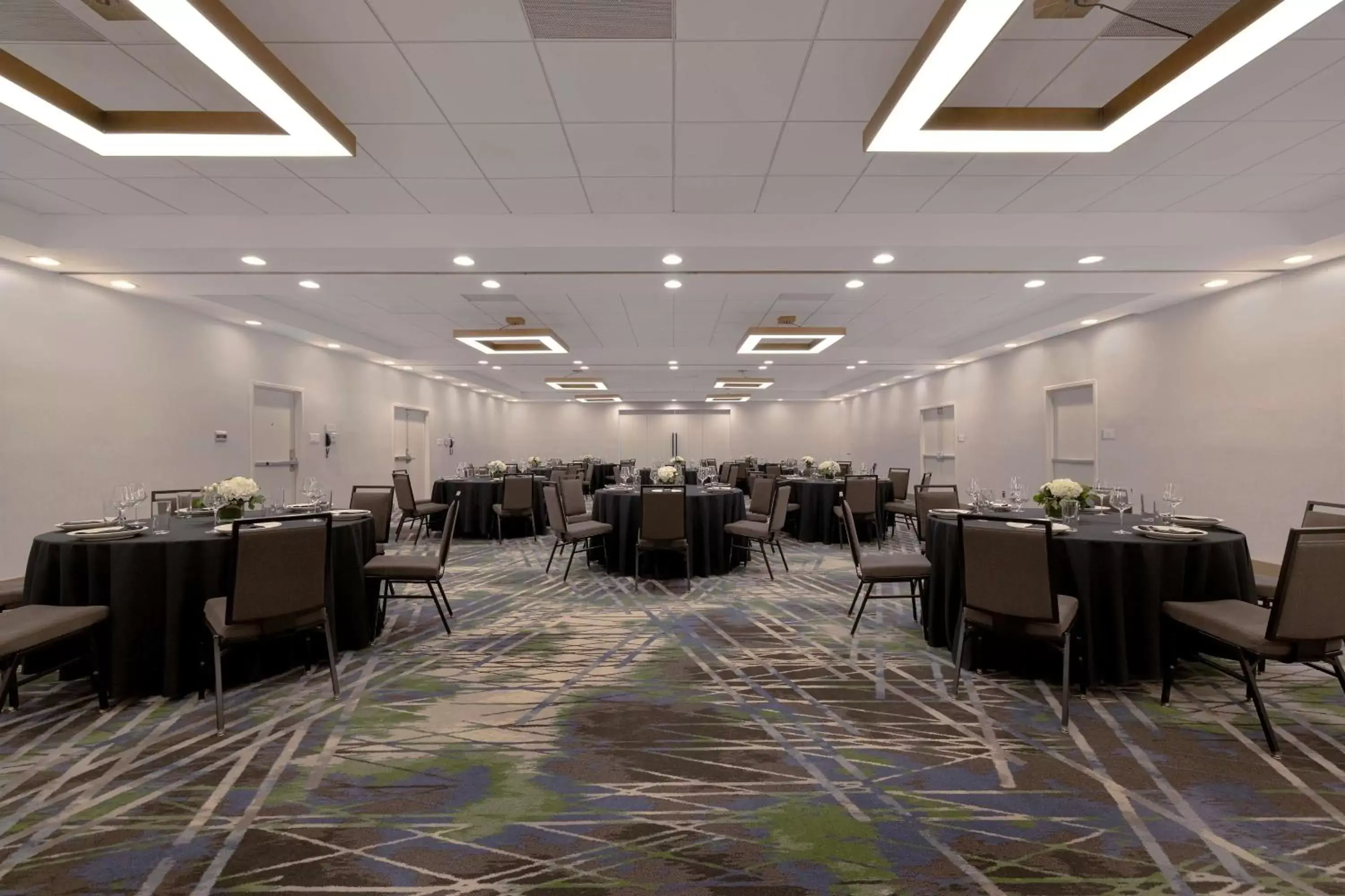 Meeting/conference room, Restaurant/Places to Eat in Doubletree By Hilton Palmdale, Ca