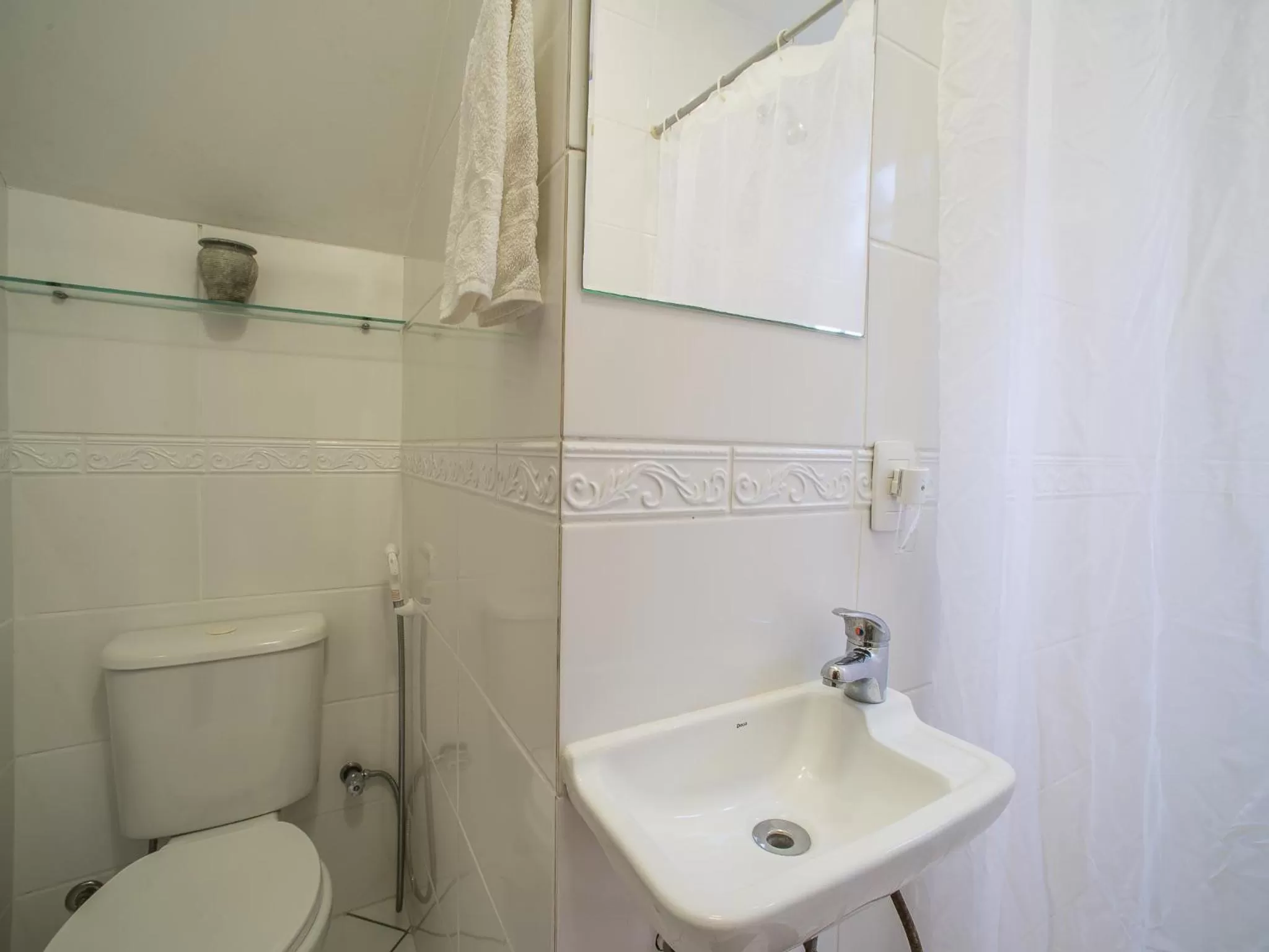 Toilet in O Veleiro Bed and Breakfast