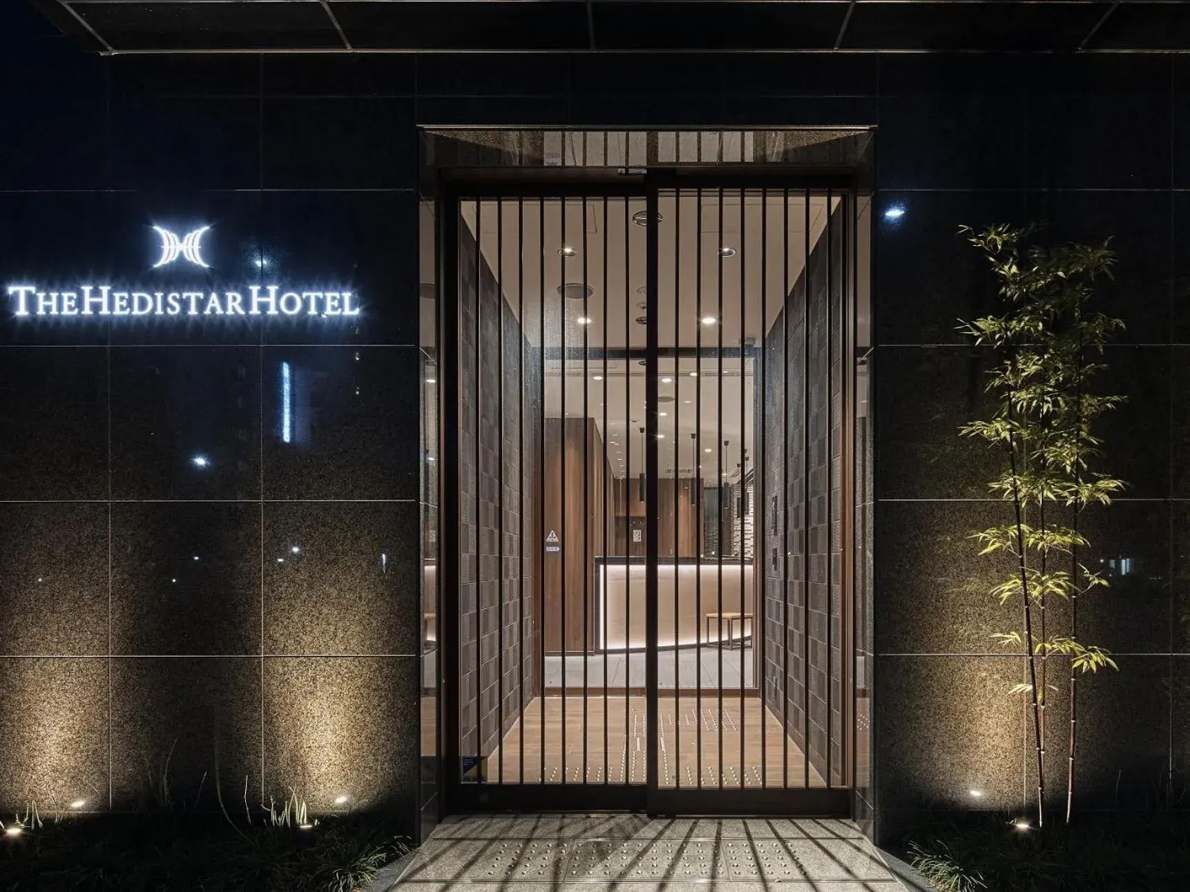 Facade/entrance in The Hedistar Hotel Kyoto Nijo Comic & Books Facade/entrance in The Hedistar Hotel Kyoto Nijo Comic & Books