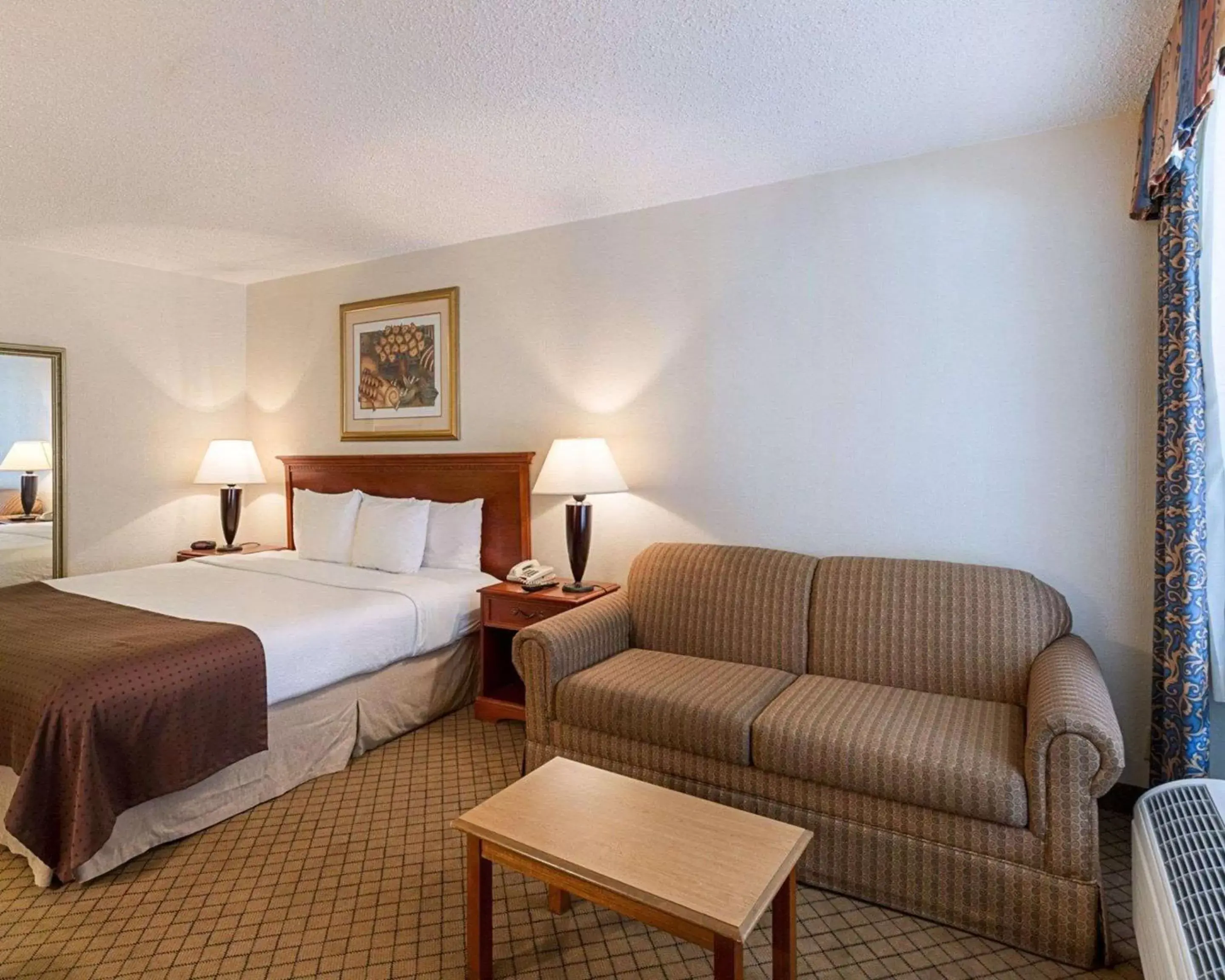 Photo of the whole room, Bed in GreenTree Hotel & Extended Stay I-10 FWY Houston, Channelview, Baytown