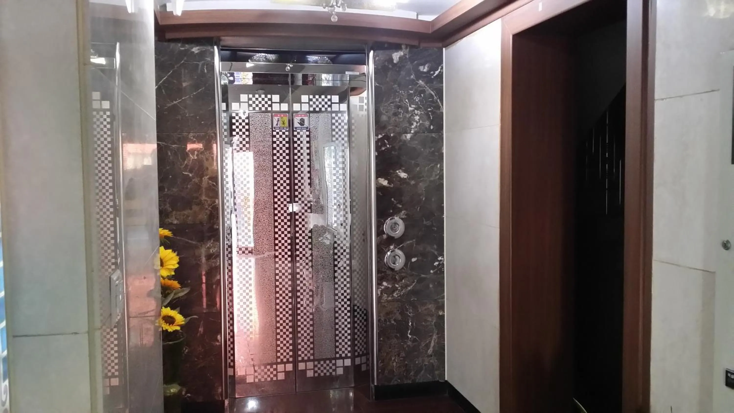 Shower in Plus Motel