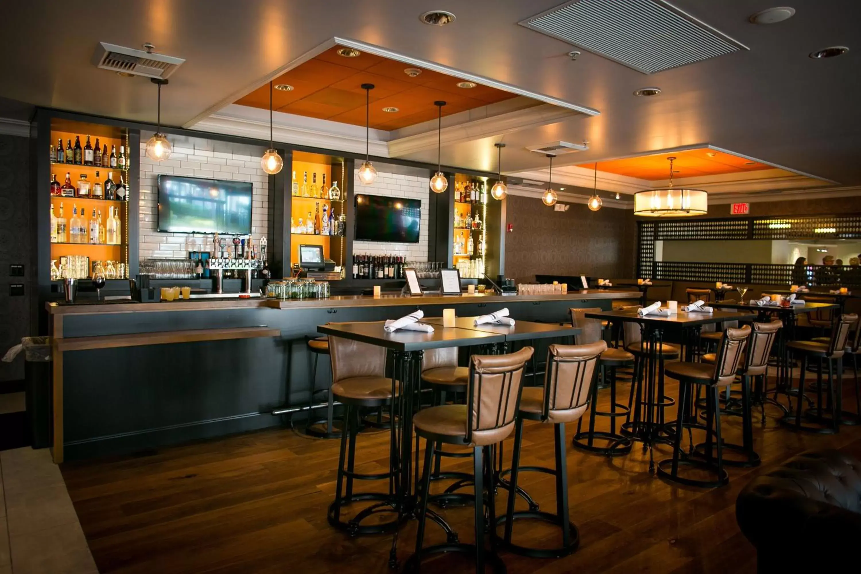 Restaurant/places to eat, Lounge/Bar in Crowne Plaza Costa Mesa Orange County, an IHG Hotel