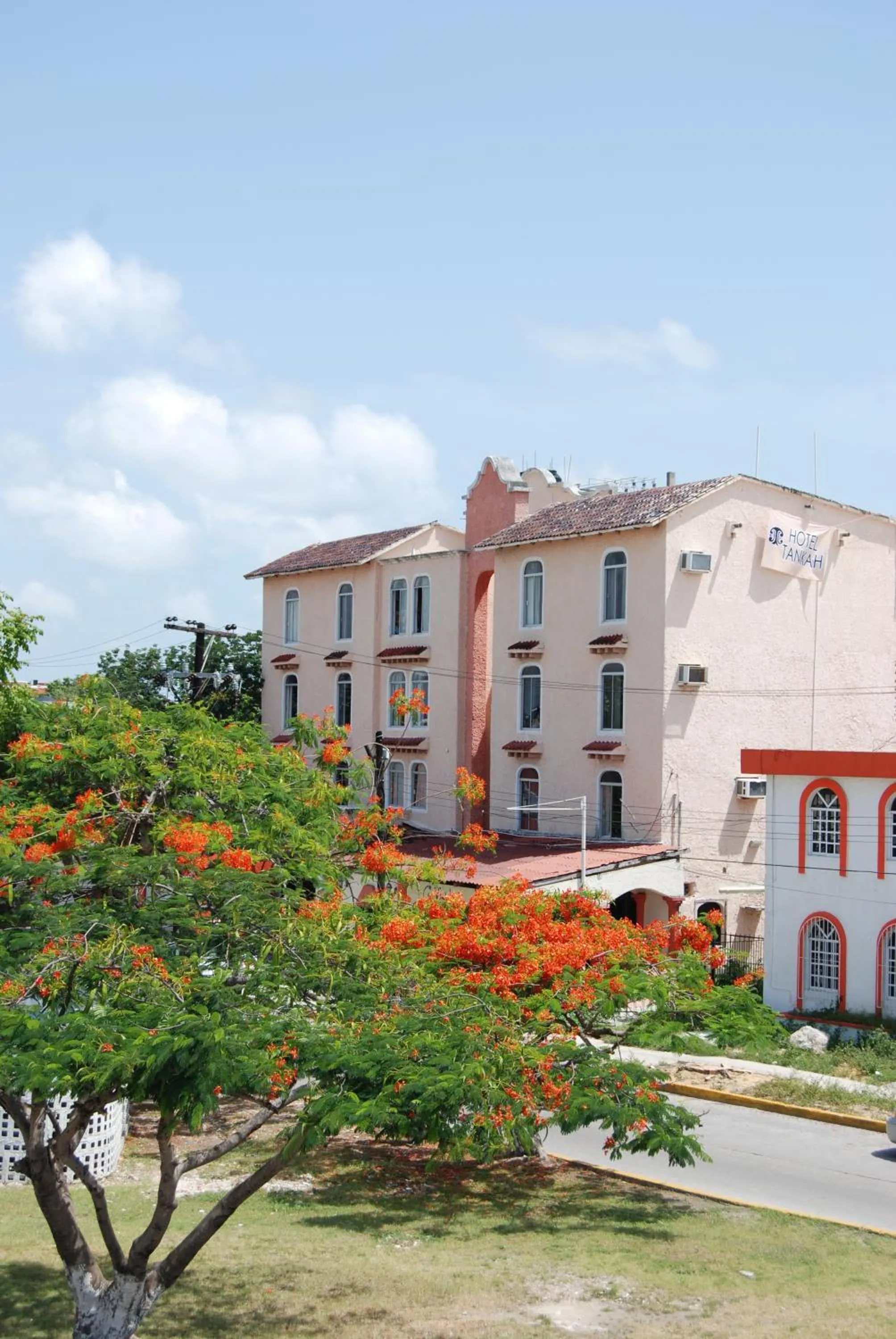 Facade/entrance in Hotel Tankah Cancun